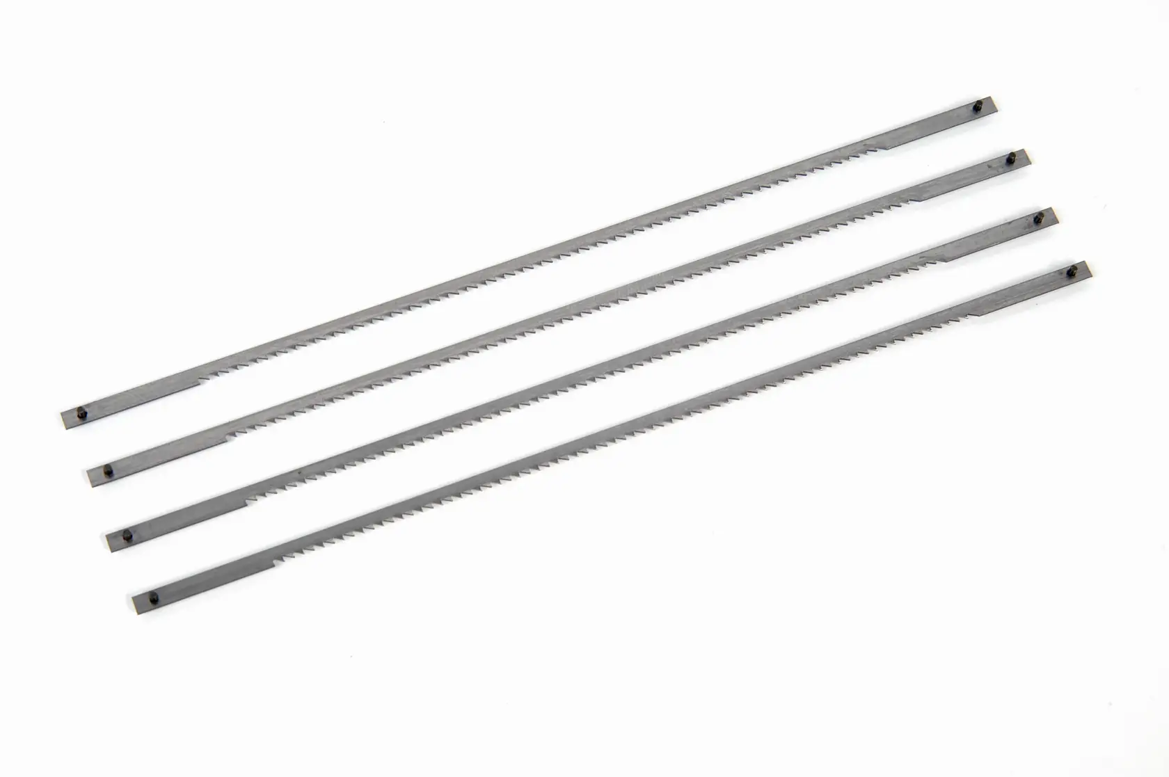 STANLEY 0-15-061 Set aus vier silberfarbenen Laubsägeblättern, Draufsicht auf weißem Hintergrund.