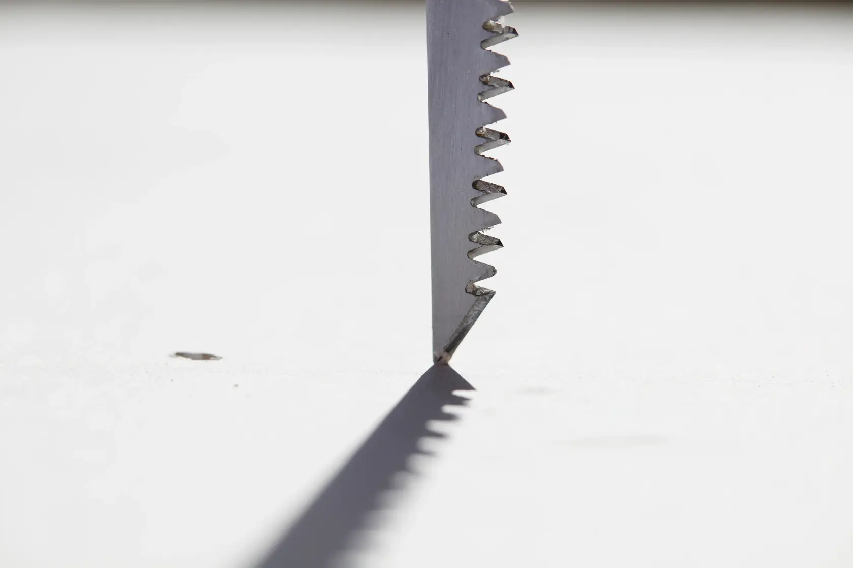 STANLEY 0-20-556 saw blade side view on white background, showing serrated edge and shadow.