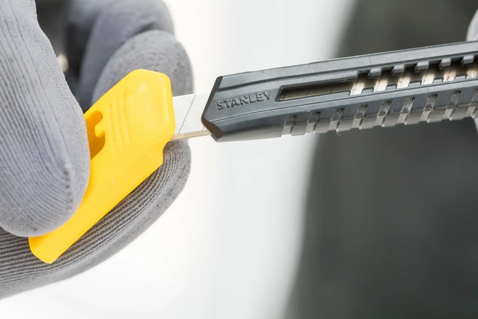 Stanley Universalmesser mit versenkbarer Klinge, schwarz-gelber Griff, auf weißem Hintergrund dargestellt.