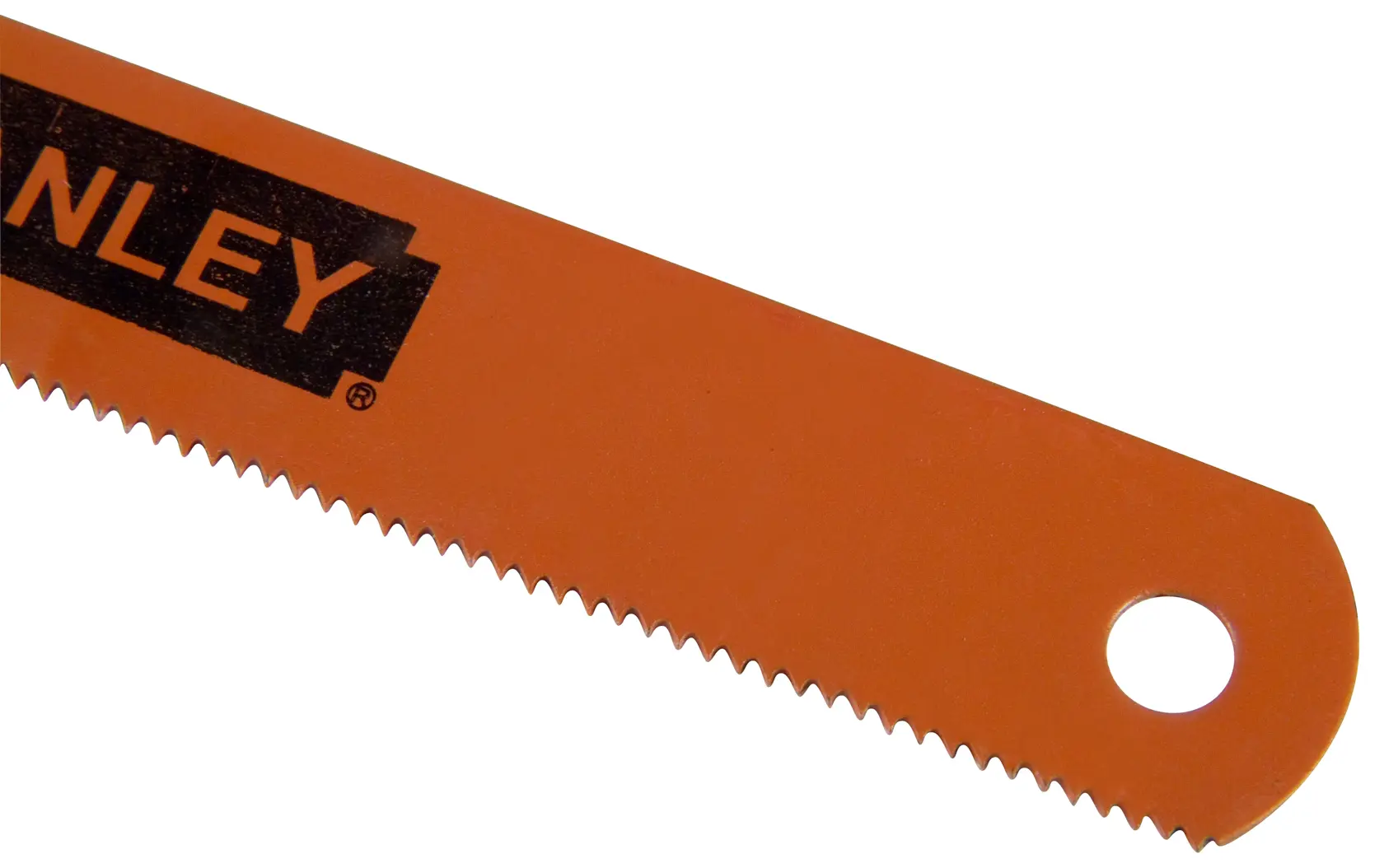 Nahaufnahme einer orangefarbenen Stanley Sägeblatt mit scharfen Zähnen und Loch am Ende.