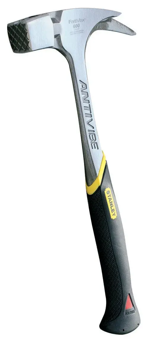 STANLEY 1-51-937 Klauenhammer mit Antivibrationsgriff, aus einem Winkel auf weißem Hintergrund fotografiert.