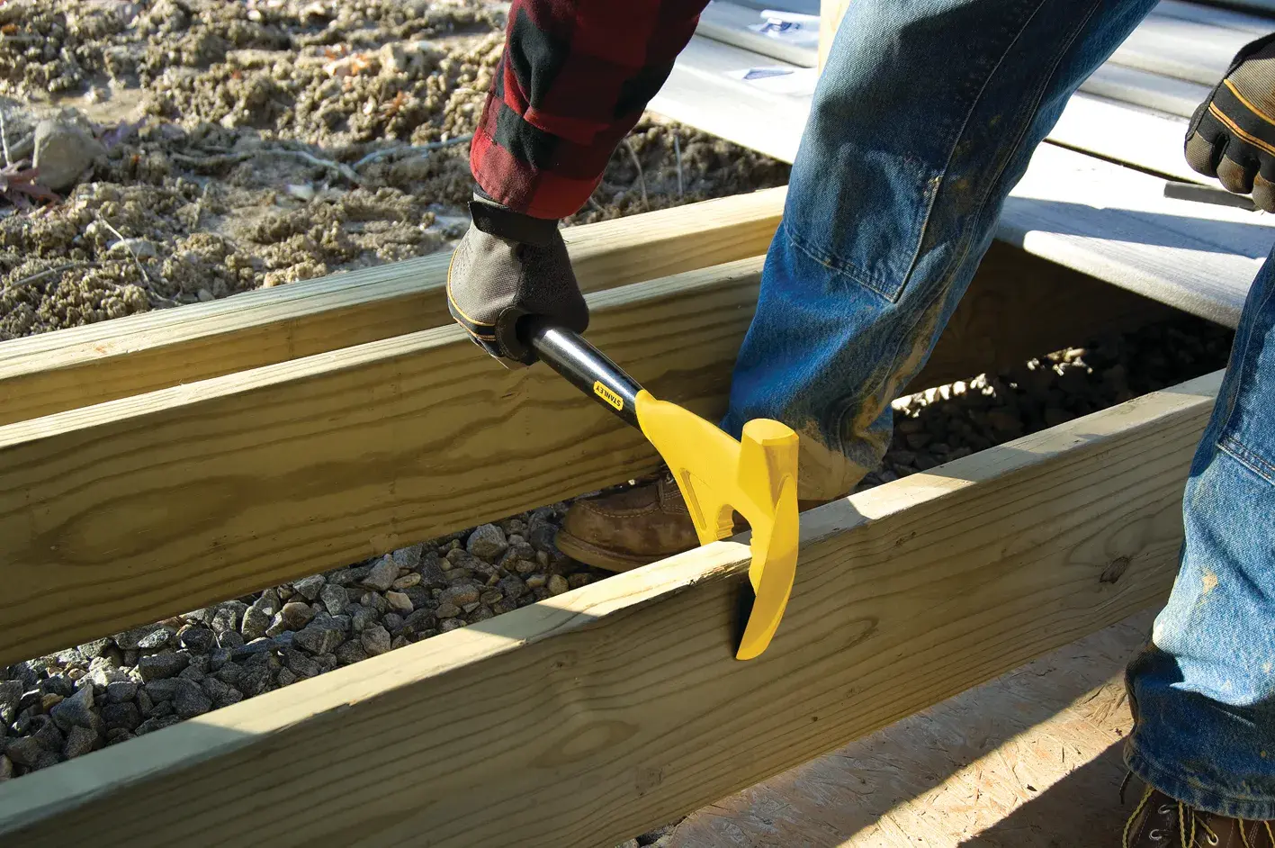 STANLEY 1-55-099 Brecheisen im Einsatz an Holzbalken auf Baustelle, Nahaufnahme des Werkzeugs.