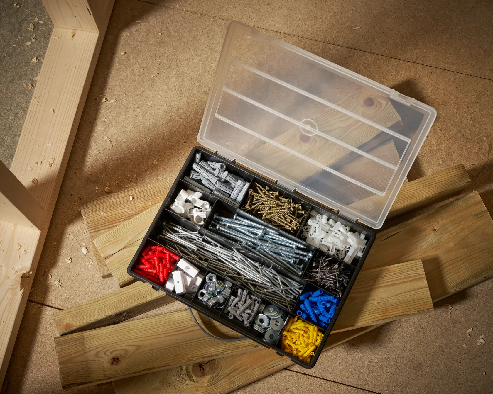 STANLEY 1-92-761 Organizer Box Draufsicht mit verschiedenen Schrauben, Dübeln, Muttern und Bolzen auf Werkstattboden.