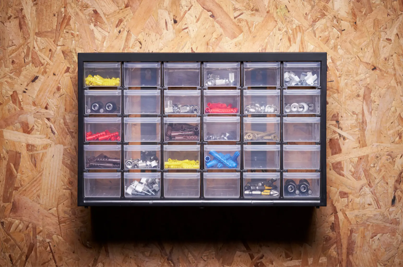 STANLEY 1-93-980 Organizer mit 24 transparenten Schubladen mit gemischten Kleinteilen, Wandmontage Frontansicht.