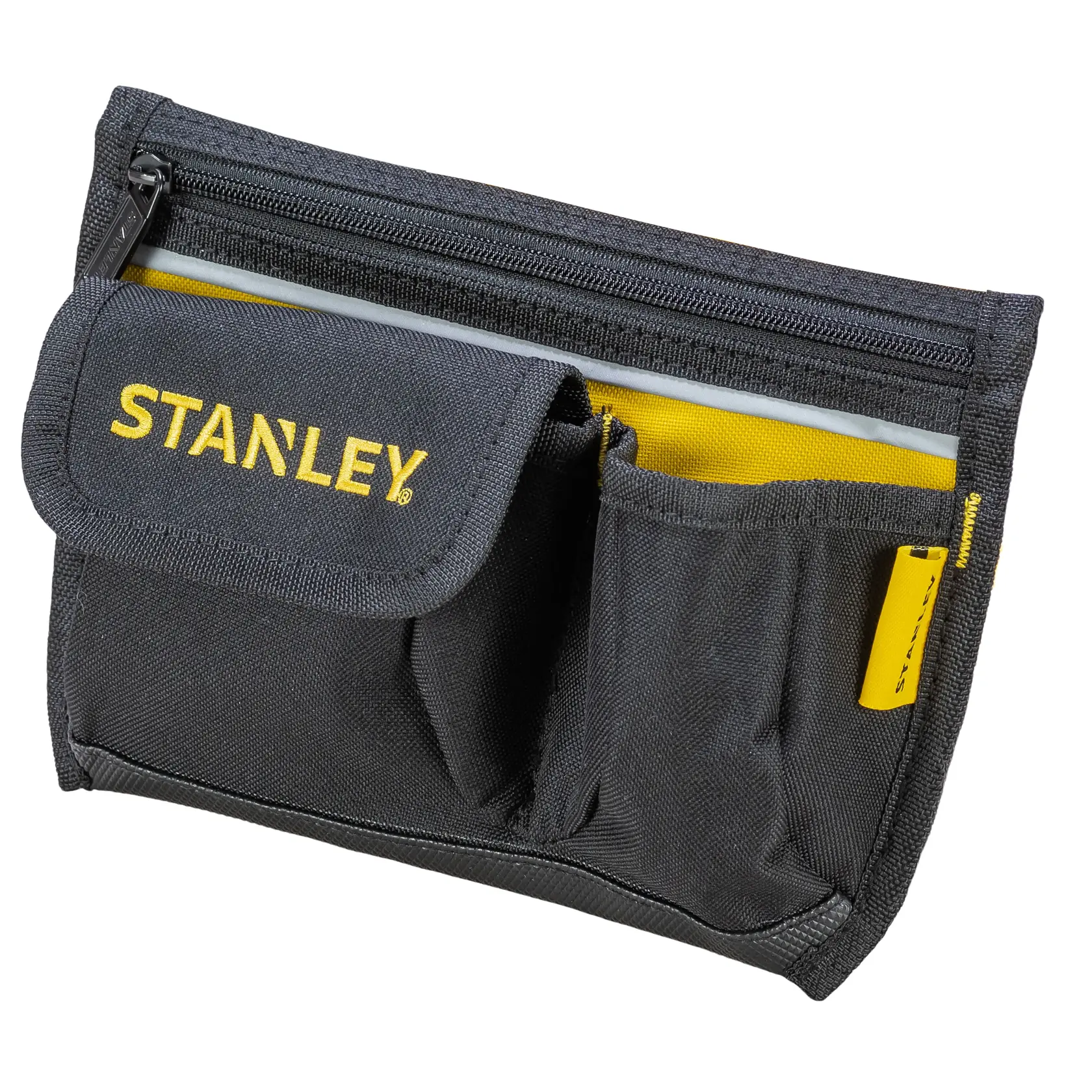 STANLEY 1-96-179 schwarze Stoff-Werkzeugtasche mit mehreren Taschen und Reißverschlussfach, schräg auf weißem Hintergrund.