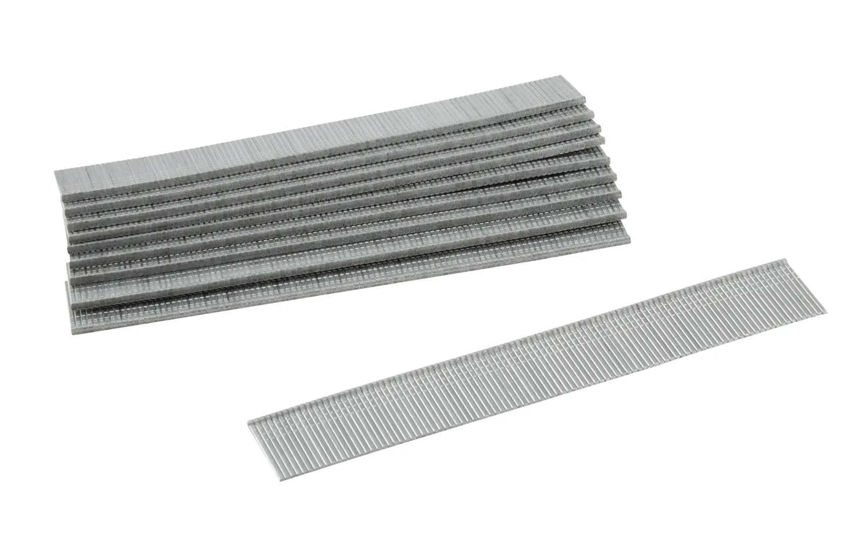 Ein Stapel silberner Metallklammern und ein einzelner Streifen auf weißem Hintergrund.