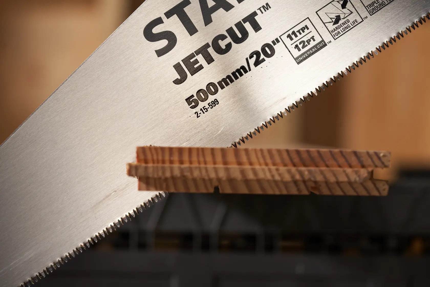 STANLEY 2-15-599 Handsäge JetCut Klingen-Nahaufnahme beim Holzschnitt, Fotografie Seitenansicht.