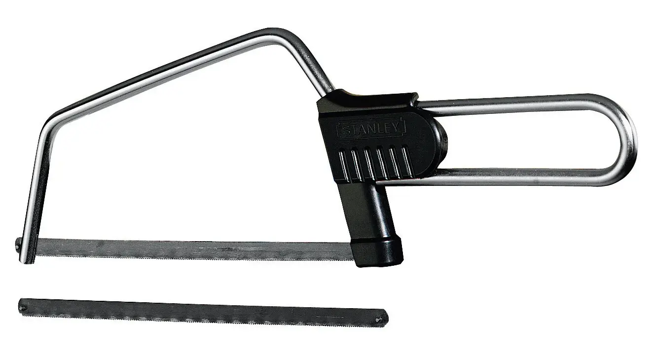 Foto von STANLEY 3-15-905 Metallsäge mit Metallrahmen, schwarzem Griff und Ersatzblatt, Seitenansicht.