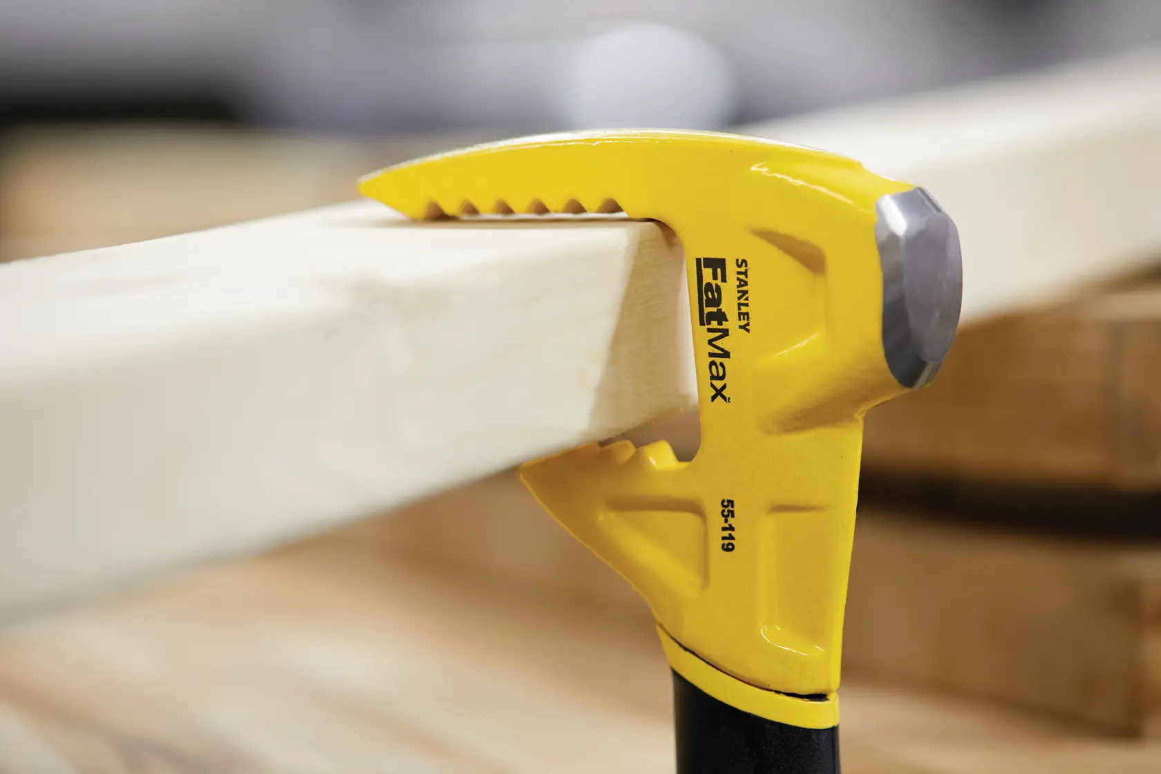Foto von STANLEY FatMax 55-119 Zugkralle, die ein Holzbrett greift, Nahaufnahme.