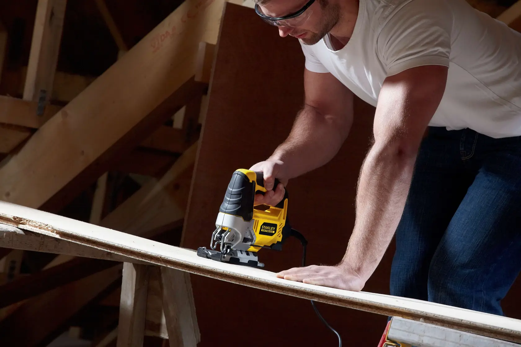 STANLEY FME340K Stichsäge schneidet Holzbrett, handgeführt, in Werkstattumgebung.