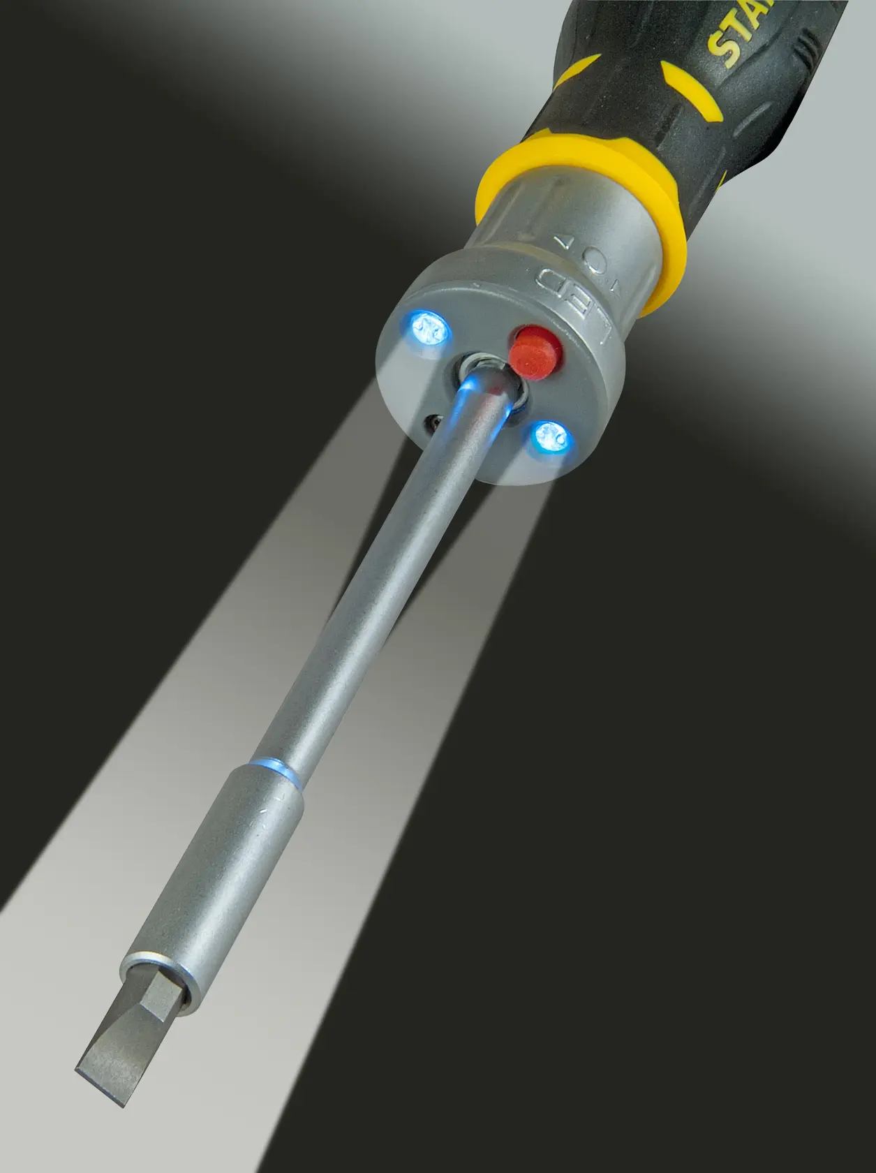 STANLEY FMHT0-62689 Schraubendreher mit integrierten LED-Leuchten, Nahaufnahme der beleuchteten Spitze.