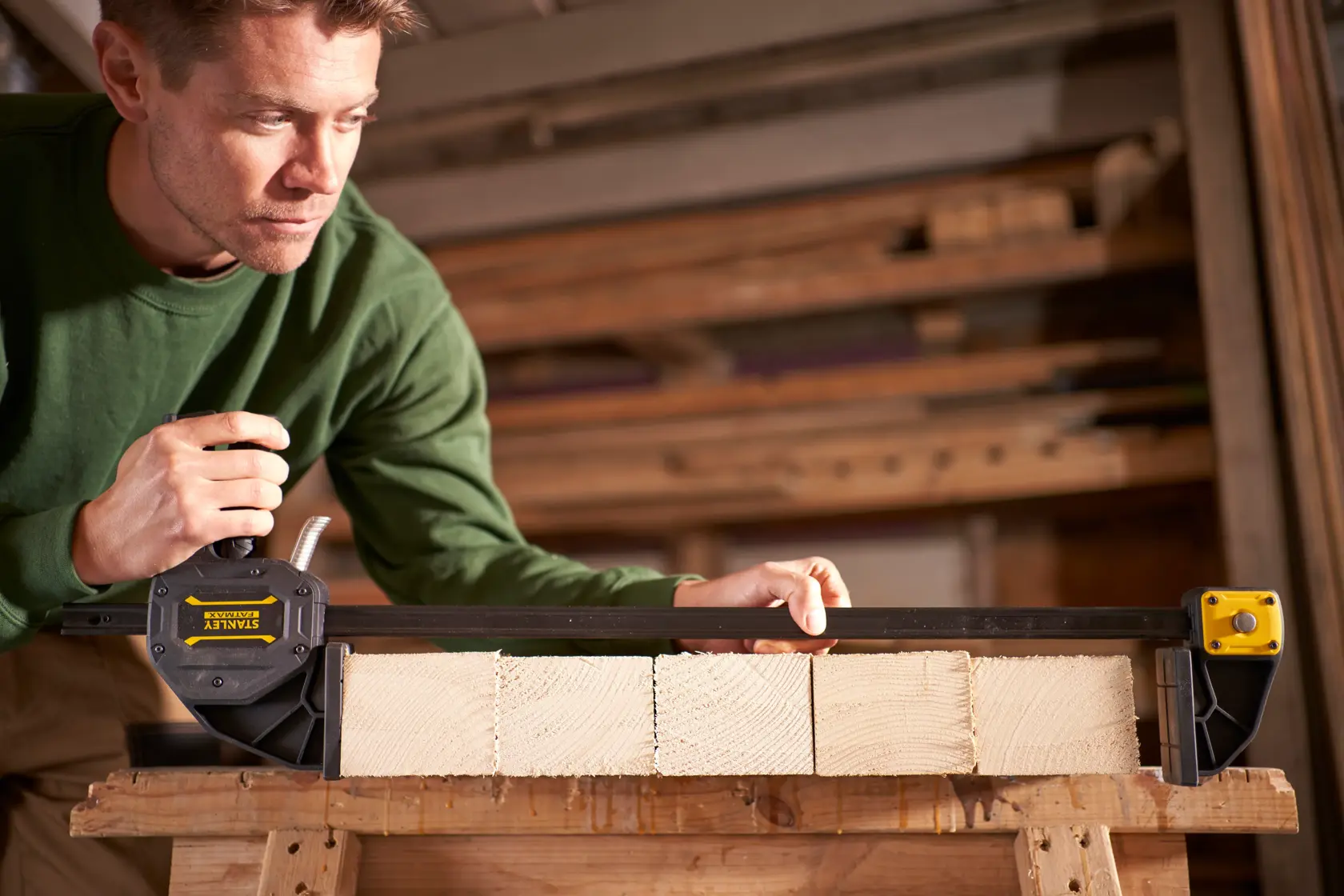Stanley Fatmax Schnellspannzwinge mit verstellbaren Backen und ergonomischem Griff zum Fixieren.