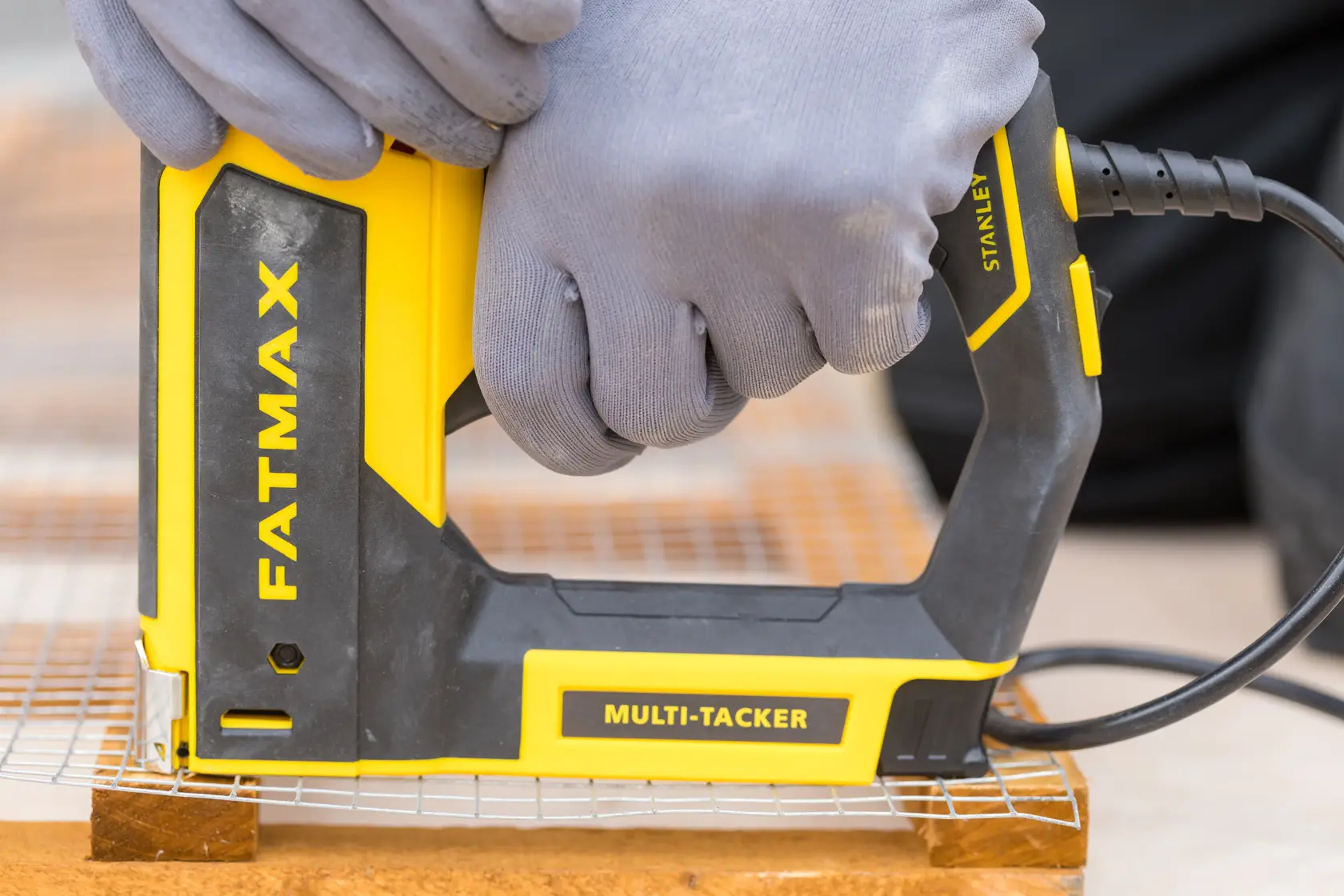STANLEY FMHT6-75934 Multi-Tacker Werkzeug in Gebrauch, gelb und schwarz, Seitenansicht nah.
