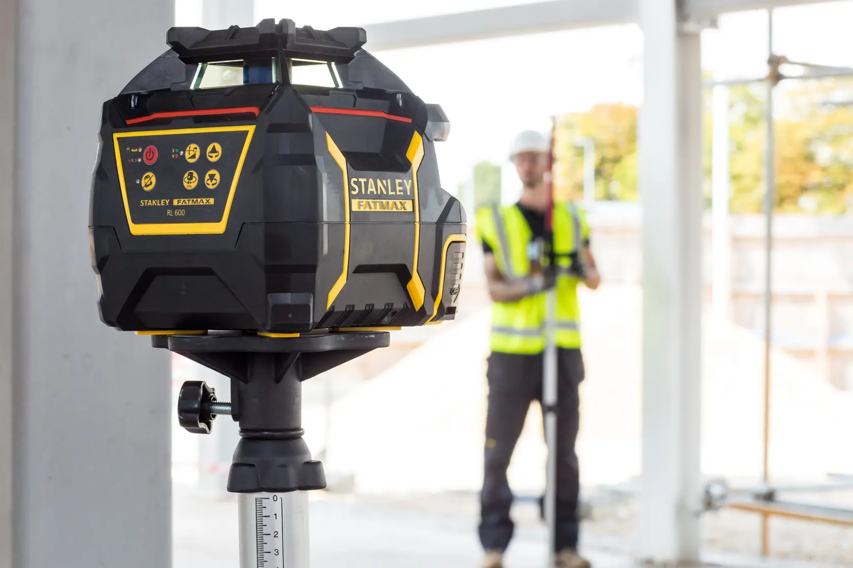 STANLEY FMHT77446-1 Laser-Nivelliergerät auf Stativ, Nahaufnahme auf Baustelle.