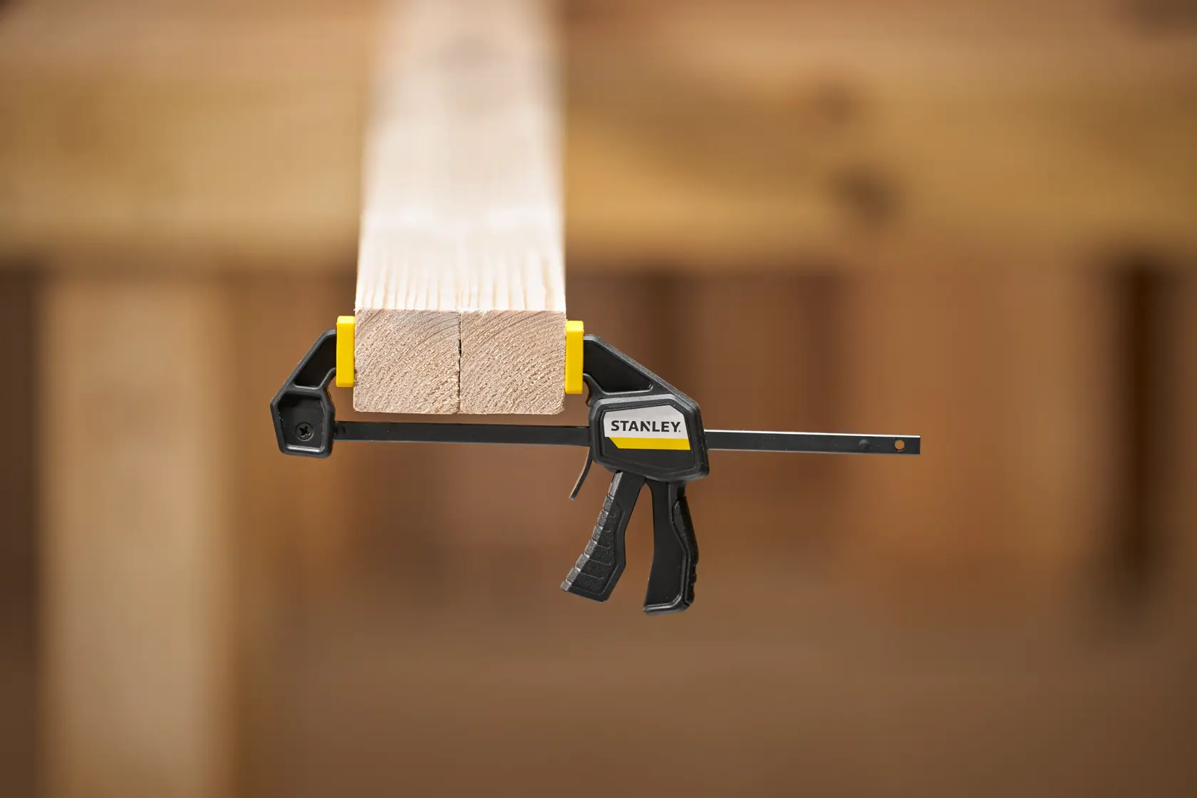 STANLEY FMHT83270-0 Einhandzwinge hält Holz, Fotografie Frontansicht.