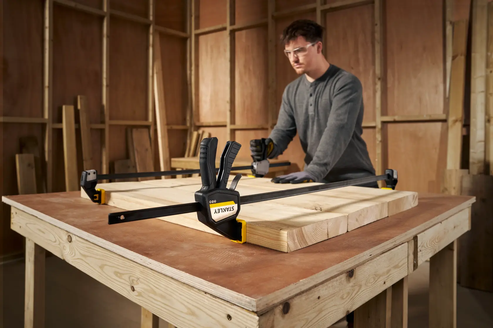STANLEY FMHT83277-0 Schraubzwinge, die Holzteile auf einer Werkbank in einer Werkstatt sichert.