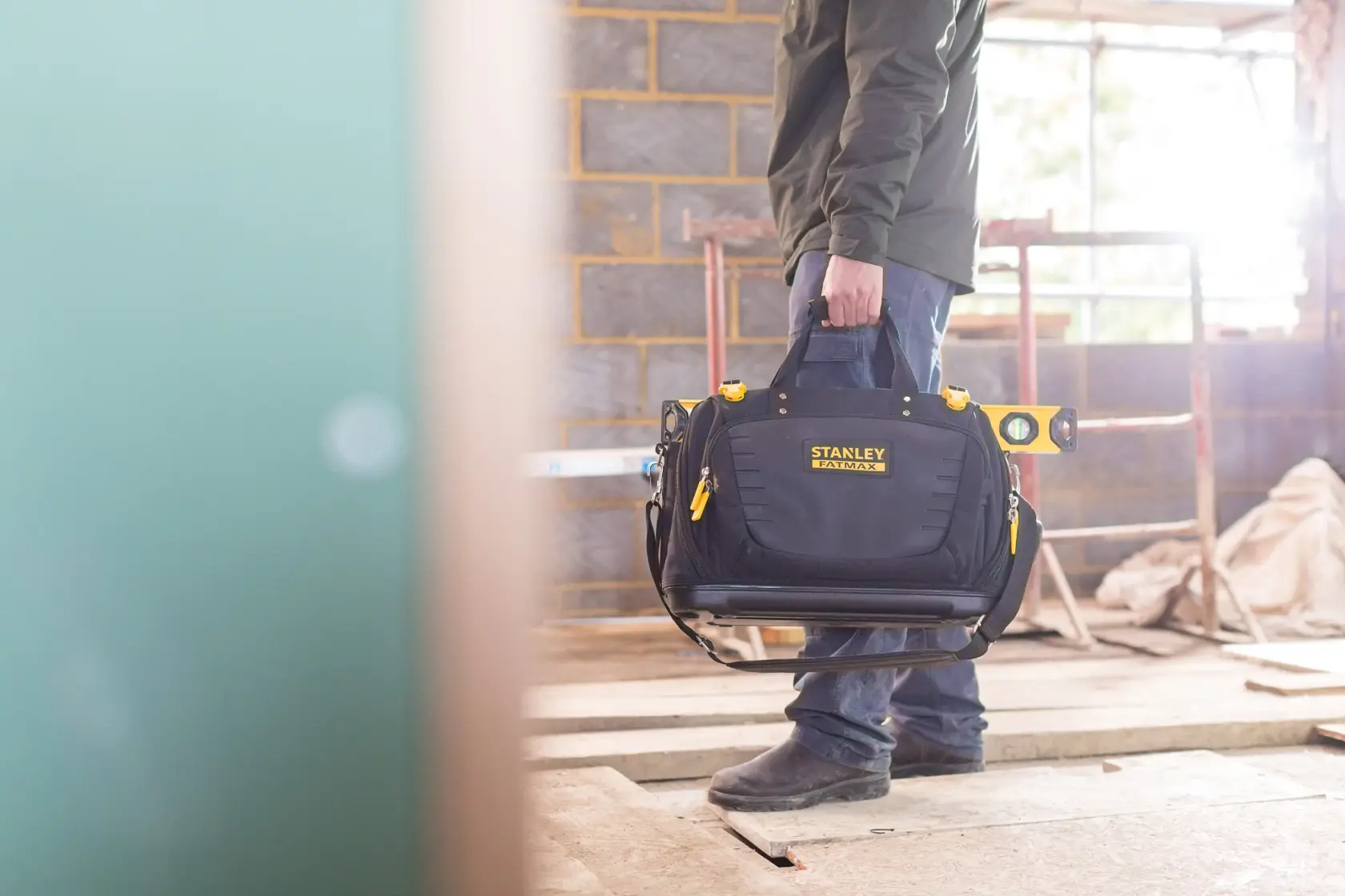 Foto der STANLEY FMST1-80147 Werkzeugtasche auf einer Baustelle getragen.