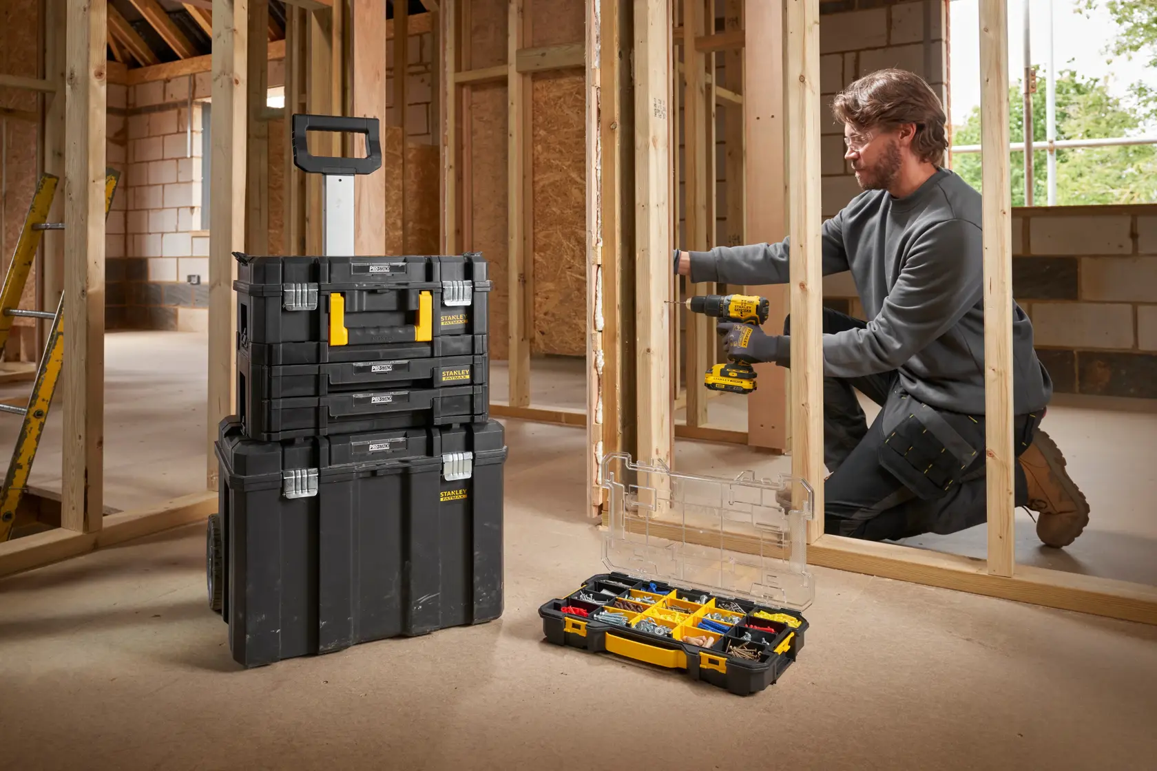 STANLEY FMST17838-1 modularer schwarzer und gelber Rollwerkzeugkasten-Stapel und geöffneter Organizer auf Baustelle.
