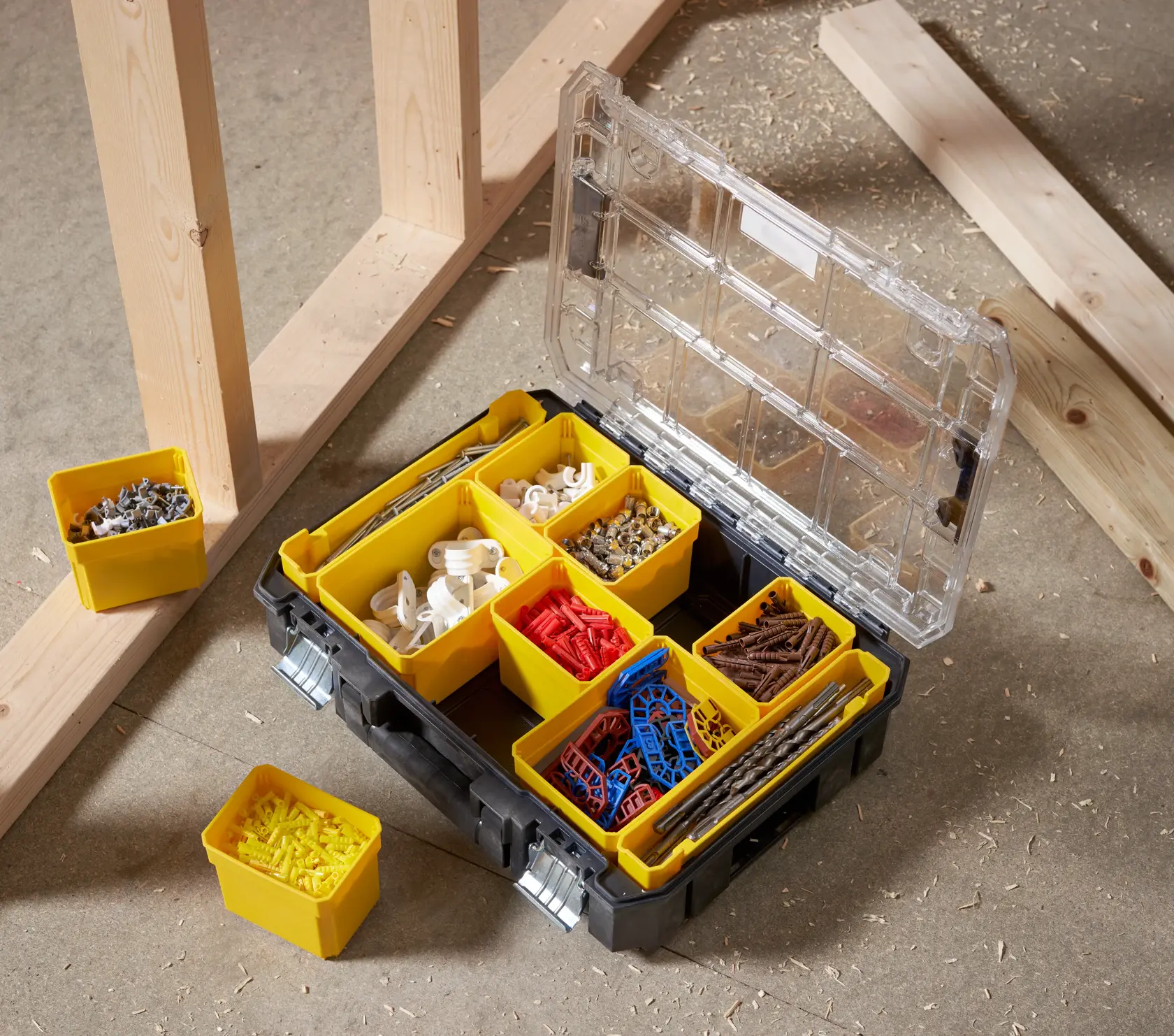 STANLEY FMST82967-1 Organizerbox mit gelben Fächern und verschiedenen Befestigungen, Draufsicht.