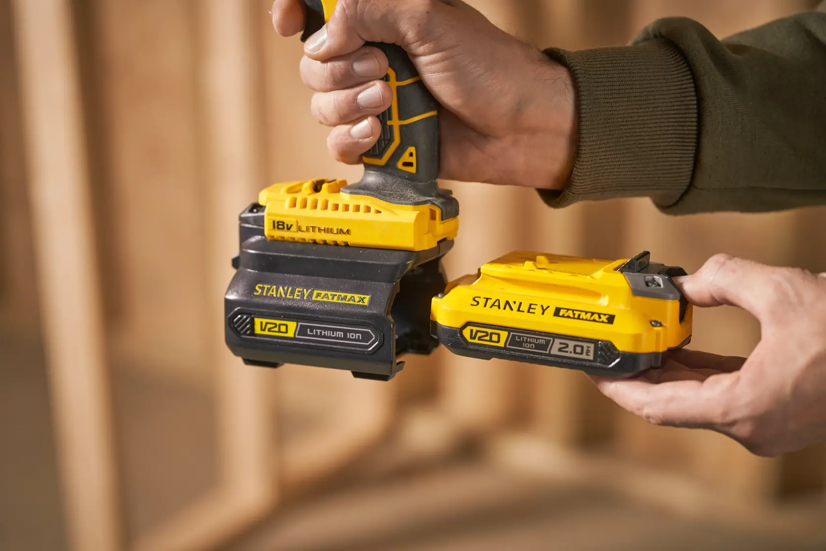 Foto von STANLEY FATMAX V20 Lithium-Ionen-Akkus, SKU SFMCB100, die an ein Elektrowerkzeug angebracht werden.