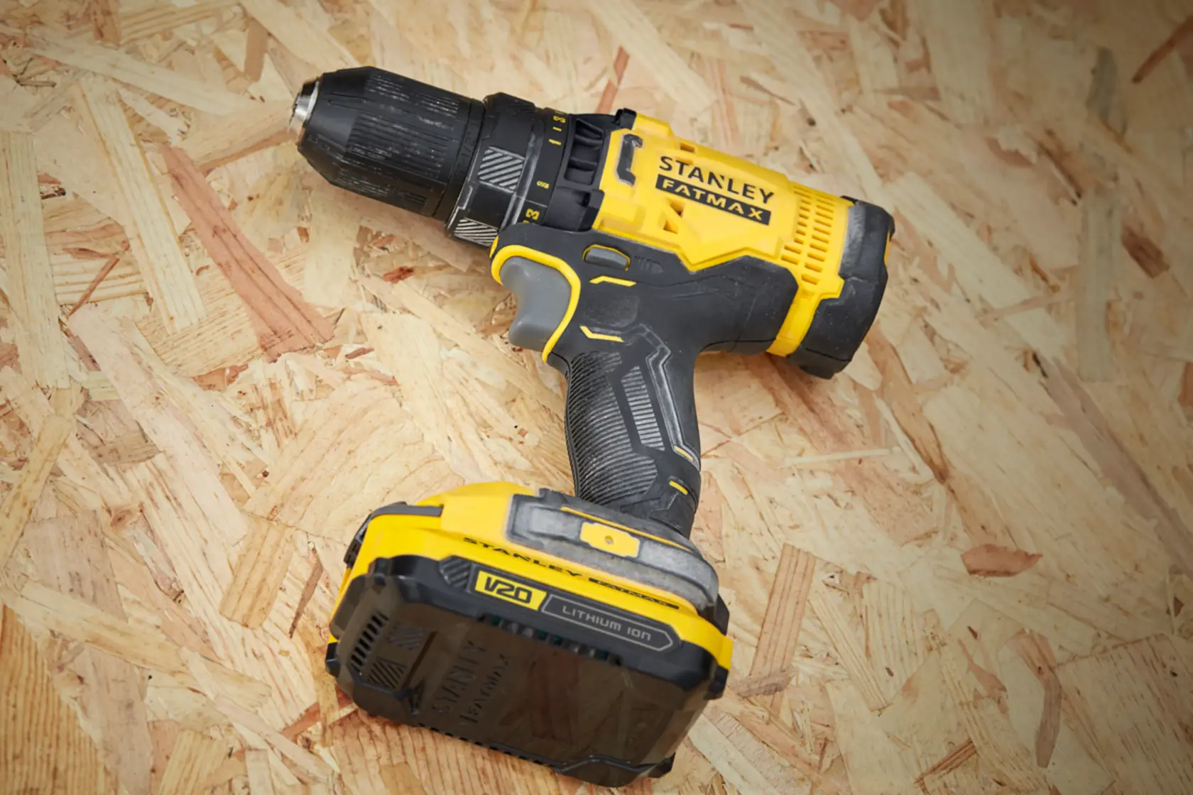 STANLEY SFMCD700C2K Akku-Bohrmaschine, gelb und schwarz, angewinkelte Ansicht auf Holzfläche.
