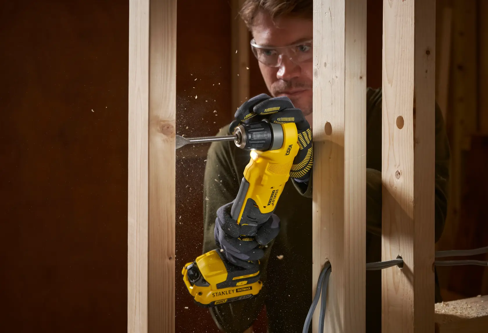 Stanley SFMCD750B Akku-Bohrmaschine Fotografie bei Holzrahmen-Bohrung.
