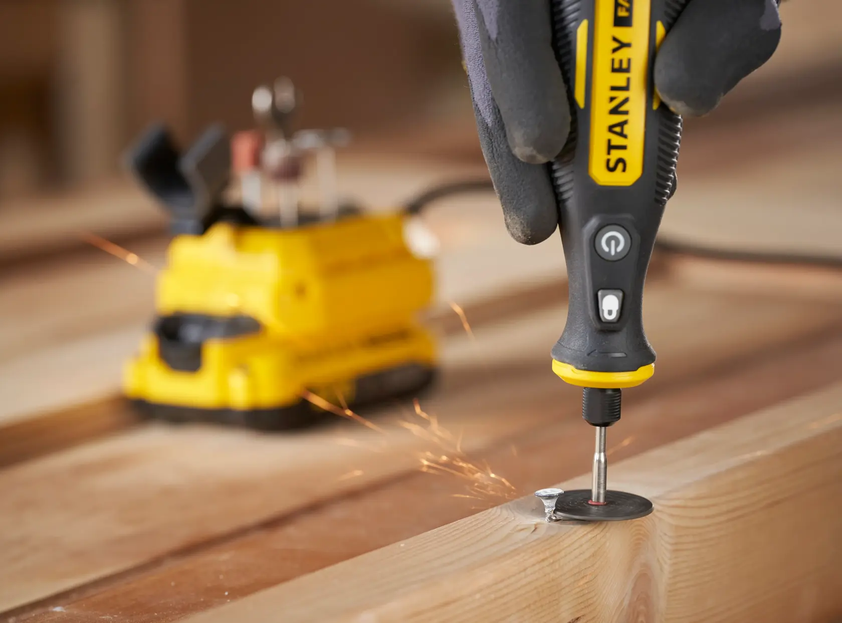 STANLEY SFMCE030B Rotationswerkzeug, verwendet auf Holz mit Funken, Nahaufnahme Fotografie.