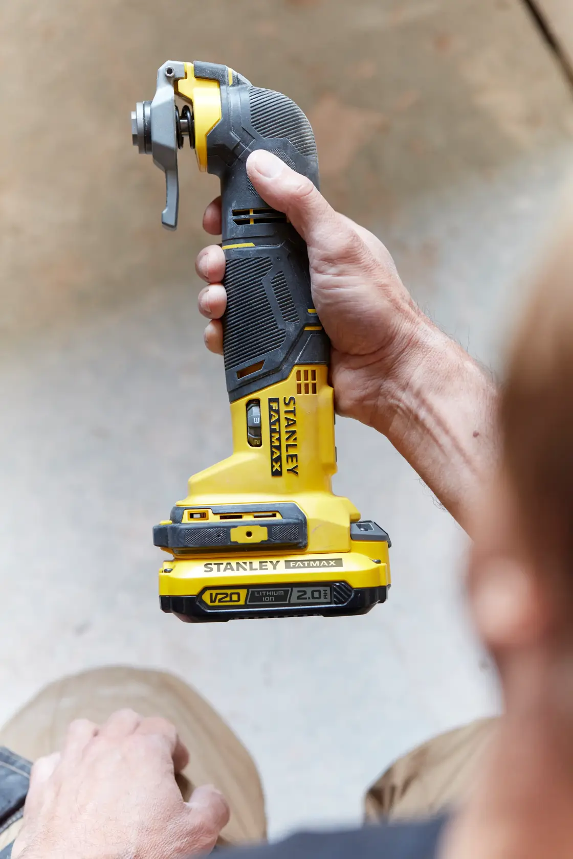 Foto des STANLEY SFMCE500D2K kabelloses Multifunktionswerkzeug gelb-schwarz in der Hand gehalten.