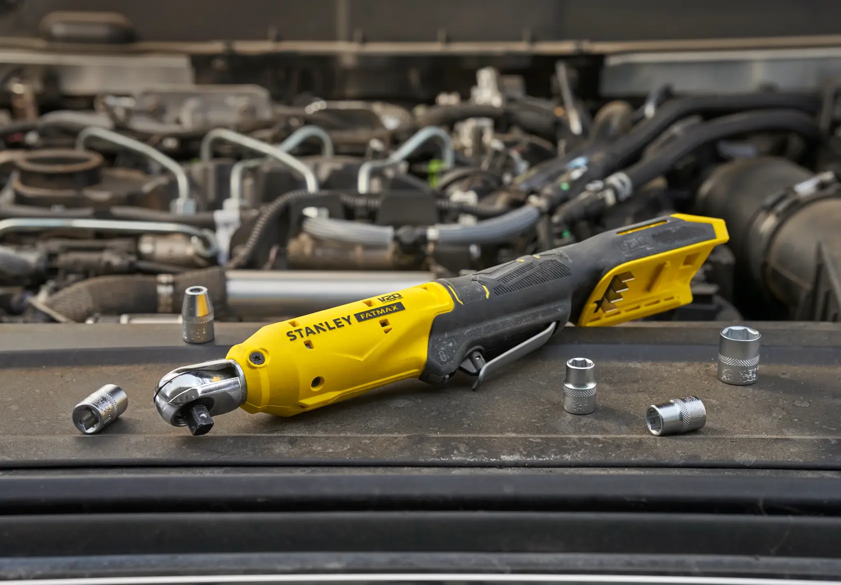 STANLEY SFMCF930B kabelloses Ratschenwerkzeug mit Stecknüssen auf Motorentechnik-Fotografie.