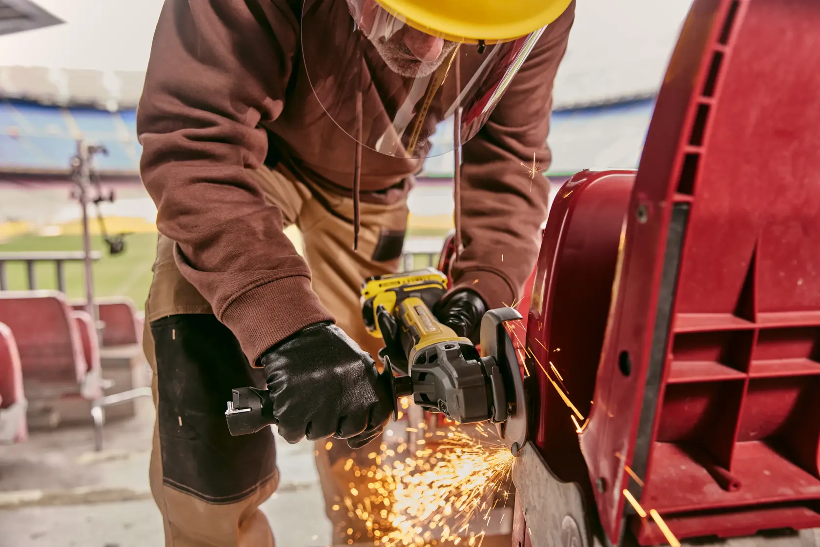 STANLEY SFMCG700M2K Schleifer im Einsatz, Arbeiter schneidet Metall mit Funken, Nahaufnahme, Fotografie-Kategorie.