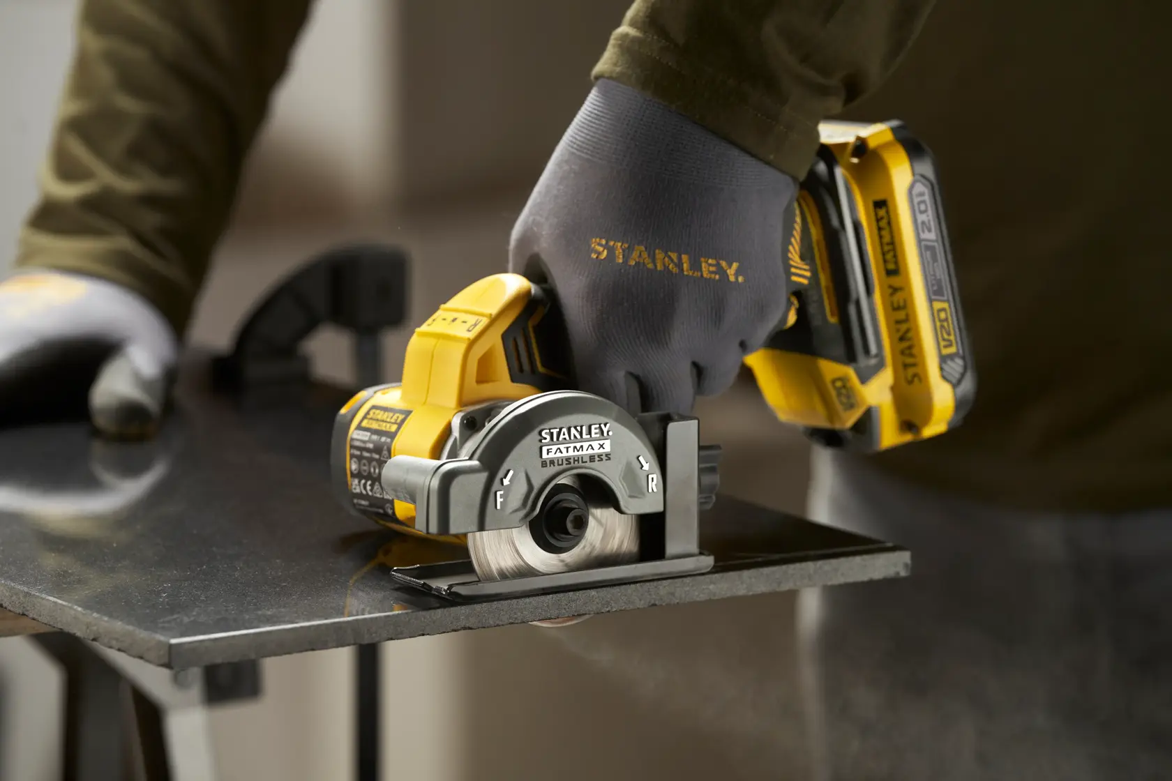 Foto der STANLEY SFMCM300B kompakten Akku-Handkreissäge beim Metallschnitt, Arbeiter trägt STANLEY Handschuhe.