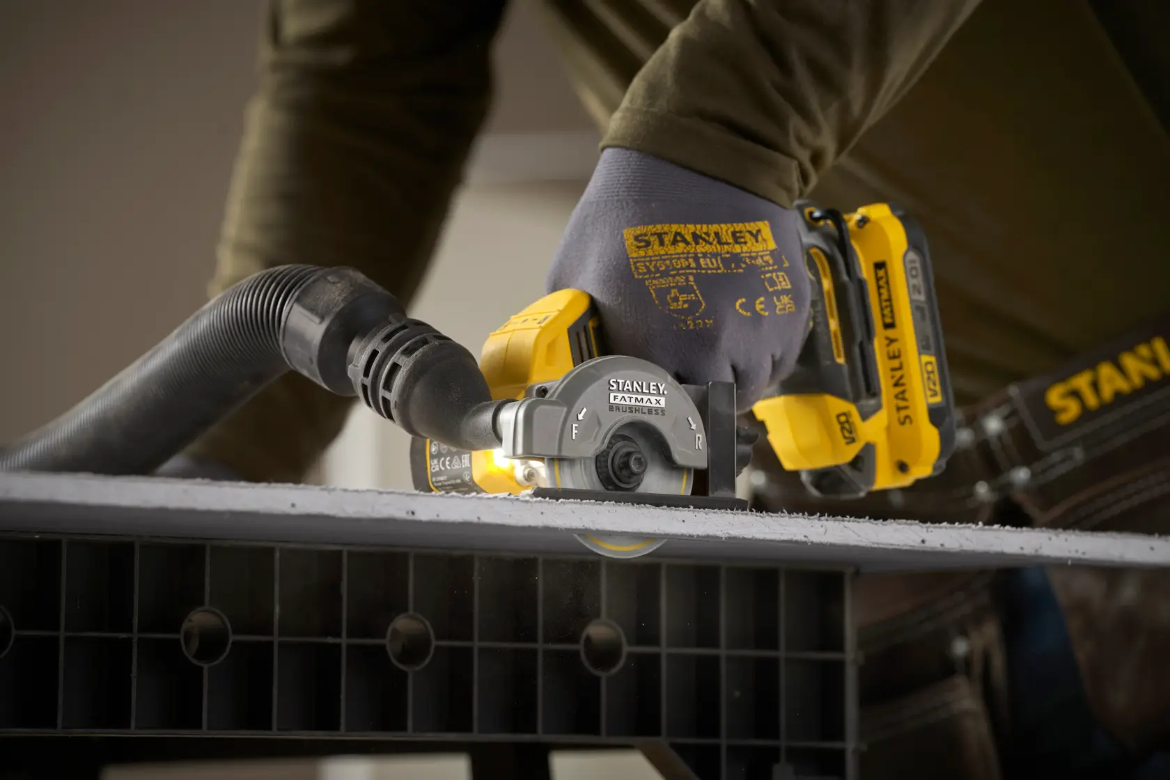 STANLEY SFMCM300B kabelloses Trennwerkzeug beim Schneiden, Nahaufnahme seitlich, Fotografie.