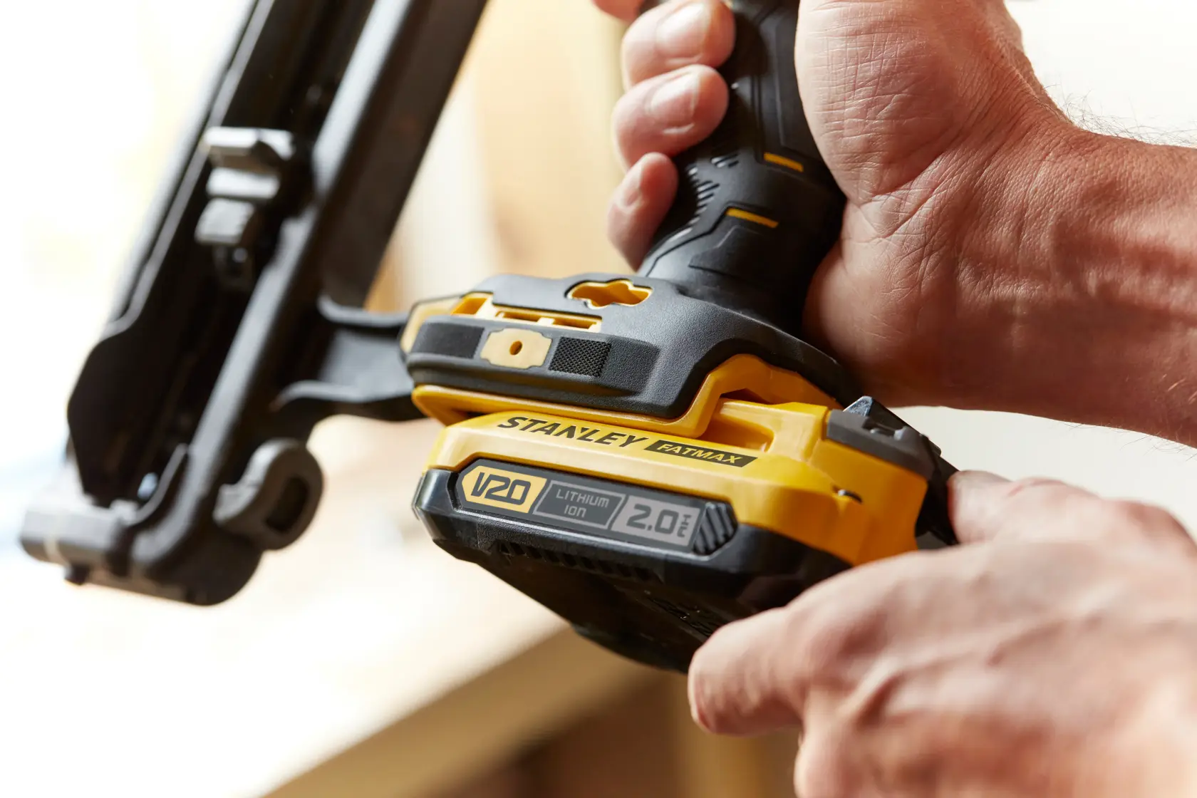 Foto des STANLEY SFMCN616B Akku-Naglers mit V20 Lithium-Ionen-Akku, Nahaufnahme in der Hand.