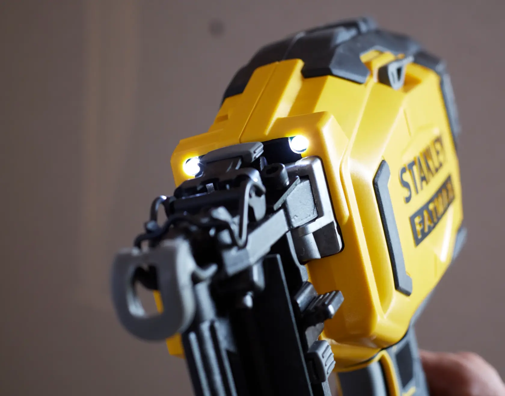 STANLEY SFMCN616B kabelloser Nagler Nahaufnahme mit LED-Leuchten und gelbem Gehäuse.