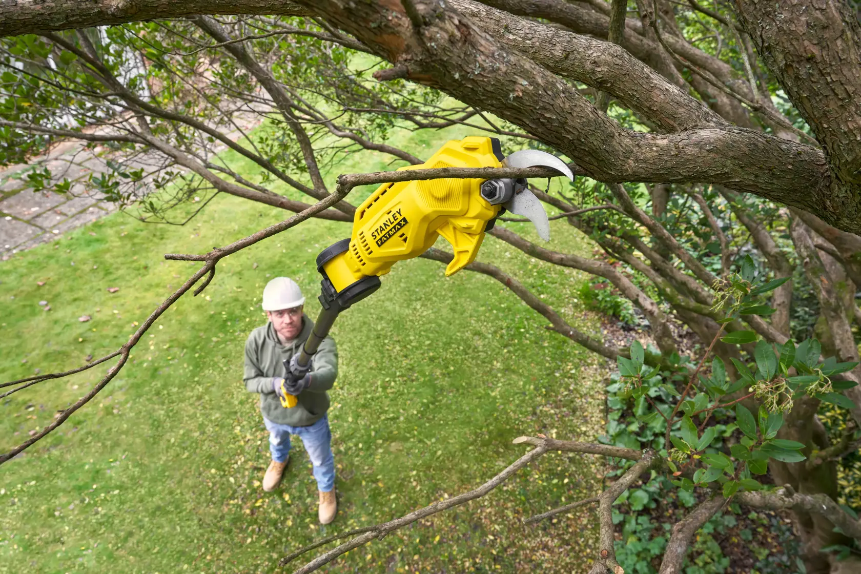 STANLEY SFMCPP632D1 kabelloser Teleskop-Gartenastschneider, gelbes Werkzeug schneidet Äste im Garten.