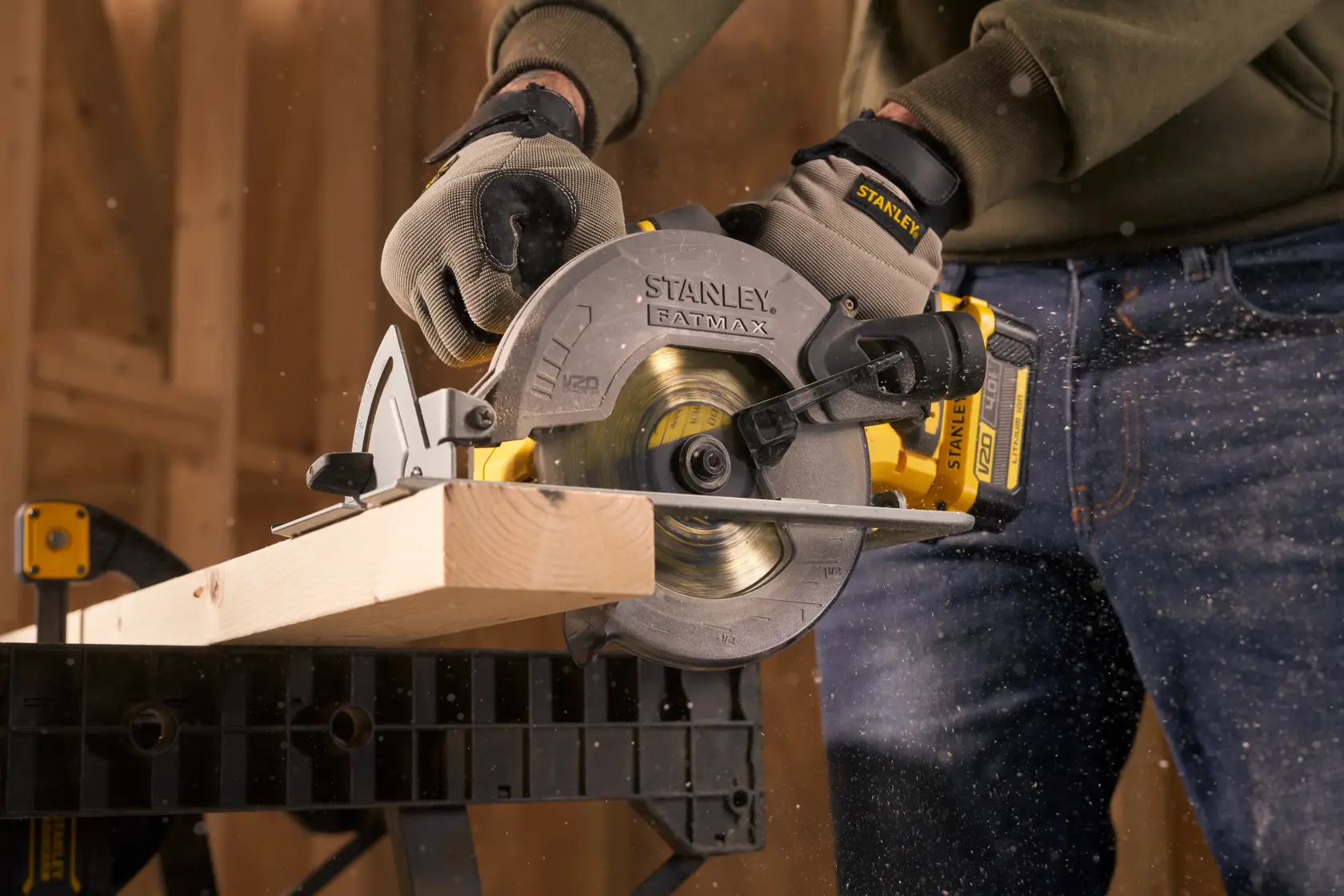Stanley SFMCS500M1S Kreissäge schneidet Holz, Nahaufnahme, Sägemehl fliegt in Werkstatt.