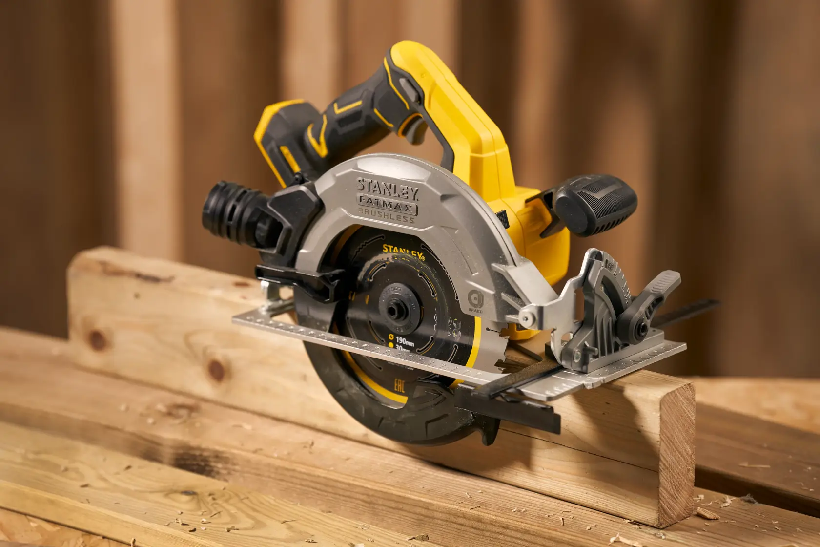 STANLEY SFMCS550M2K kabellose Kreissäge mit Brushless-Motor beim Holzzuschnitt, Seitenansicht.