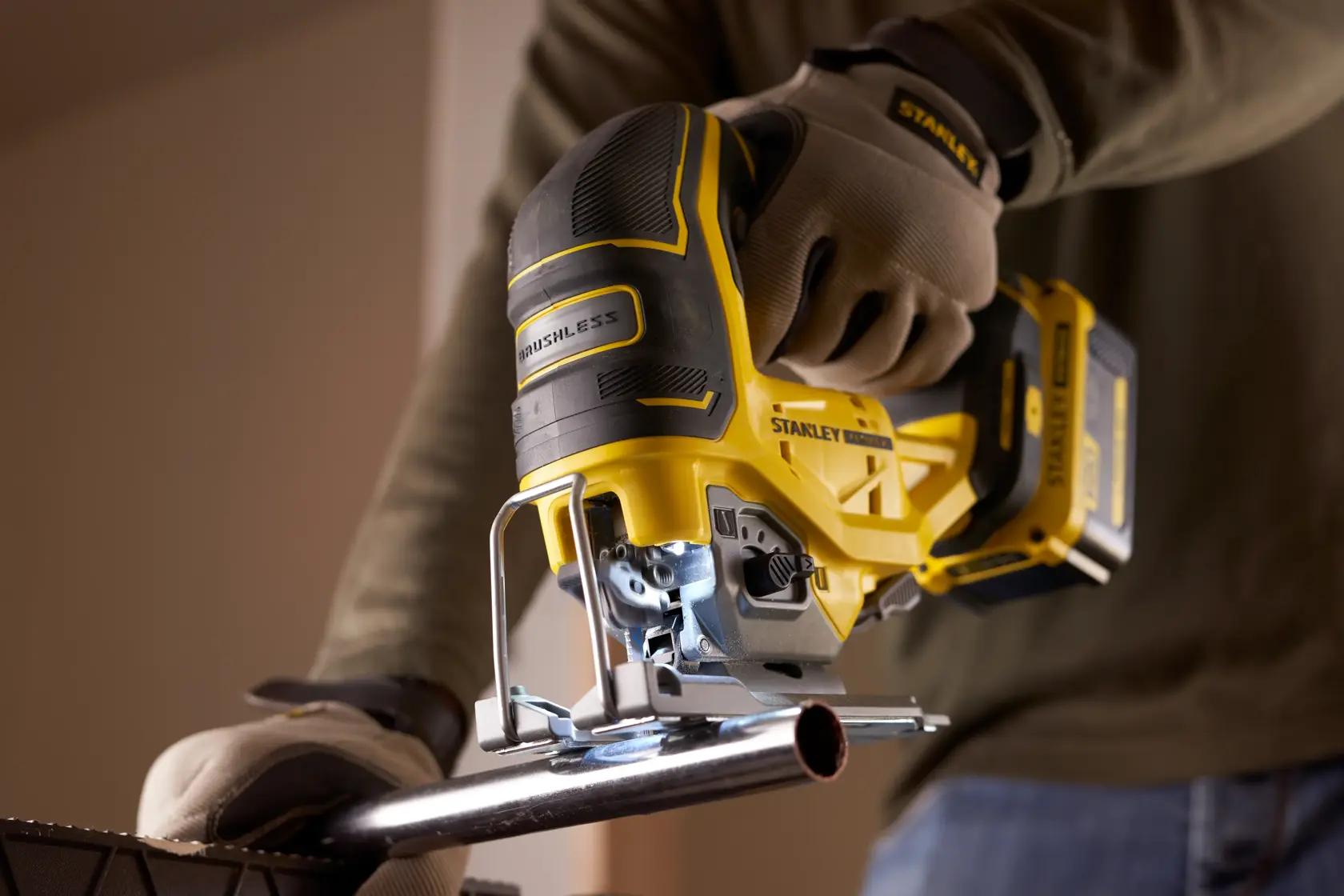 STANLEY SFMCS650B 18V FATMAX V20 Brushless Stichsäge schneidet Metallrohr, Nahaufnahme Fotografie.