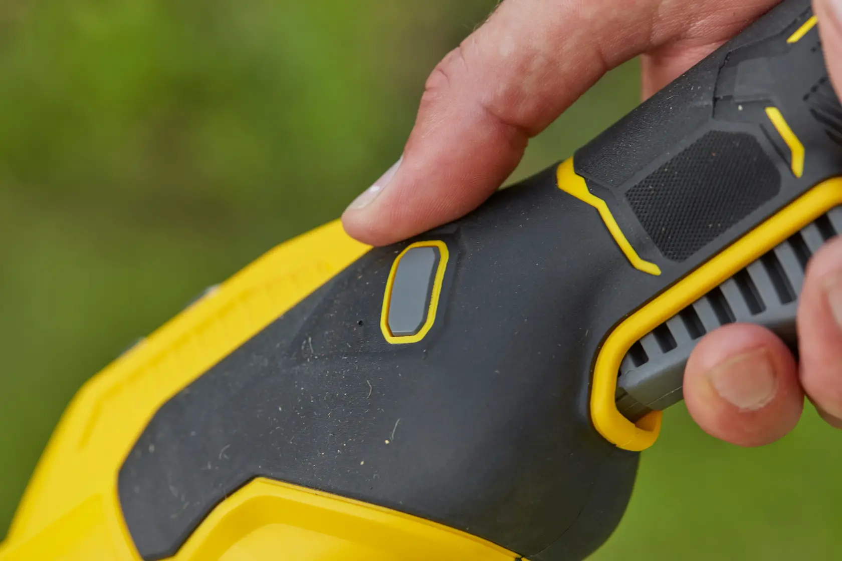 STANLEY SFMCSTB933M photography of black and yellow tool handle with finger pressing grey button.