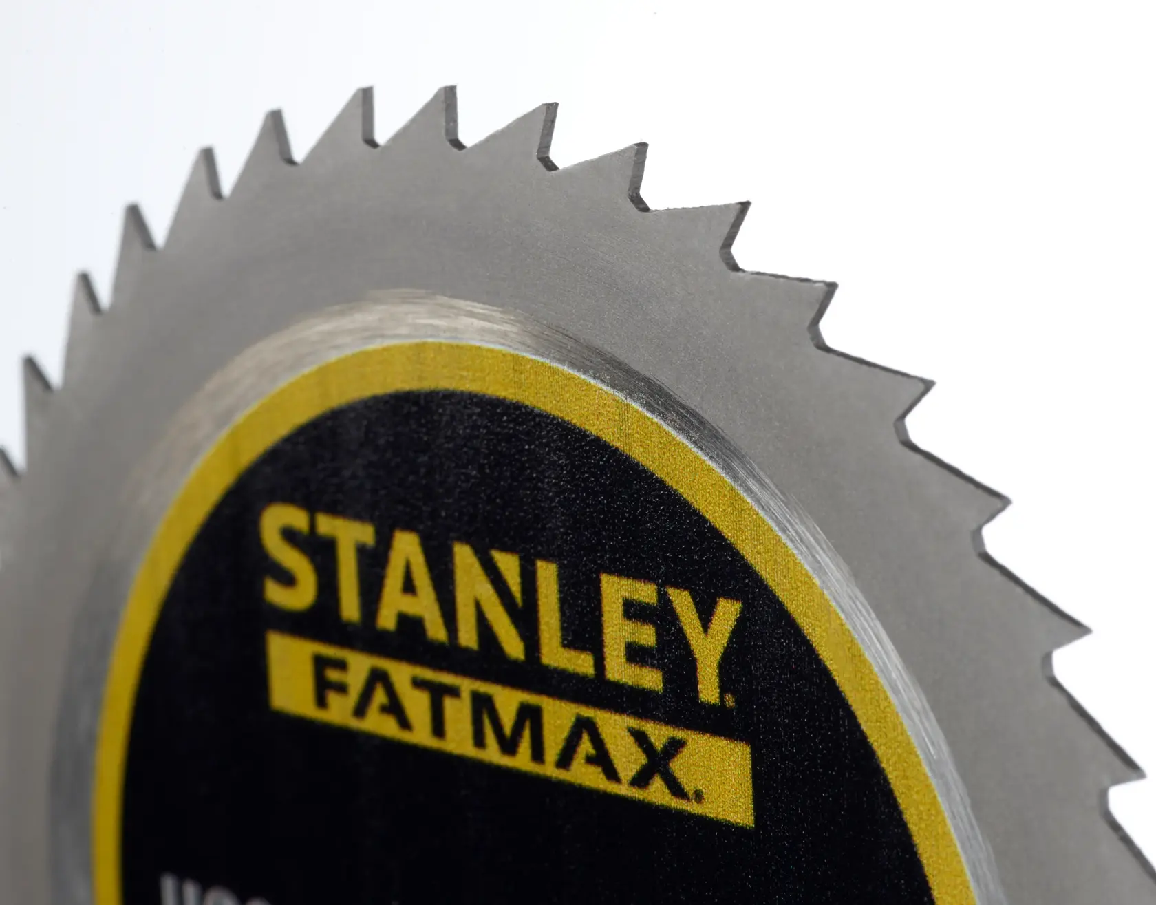 Photo of STANLEY FATMAX STA10420 circular saw blade close-up, showing sharp metal teeth and brand logo.