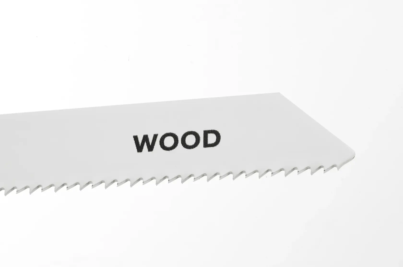 STANLEY STA21192 Holzsägeblatt, Nahaufnahme seitlich, weiße Oberfläche mit scharfen Zähnen.
