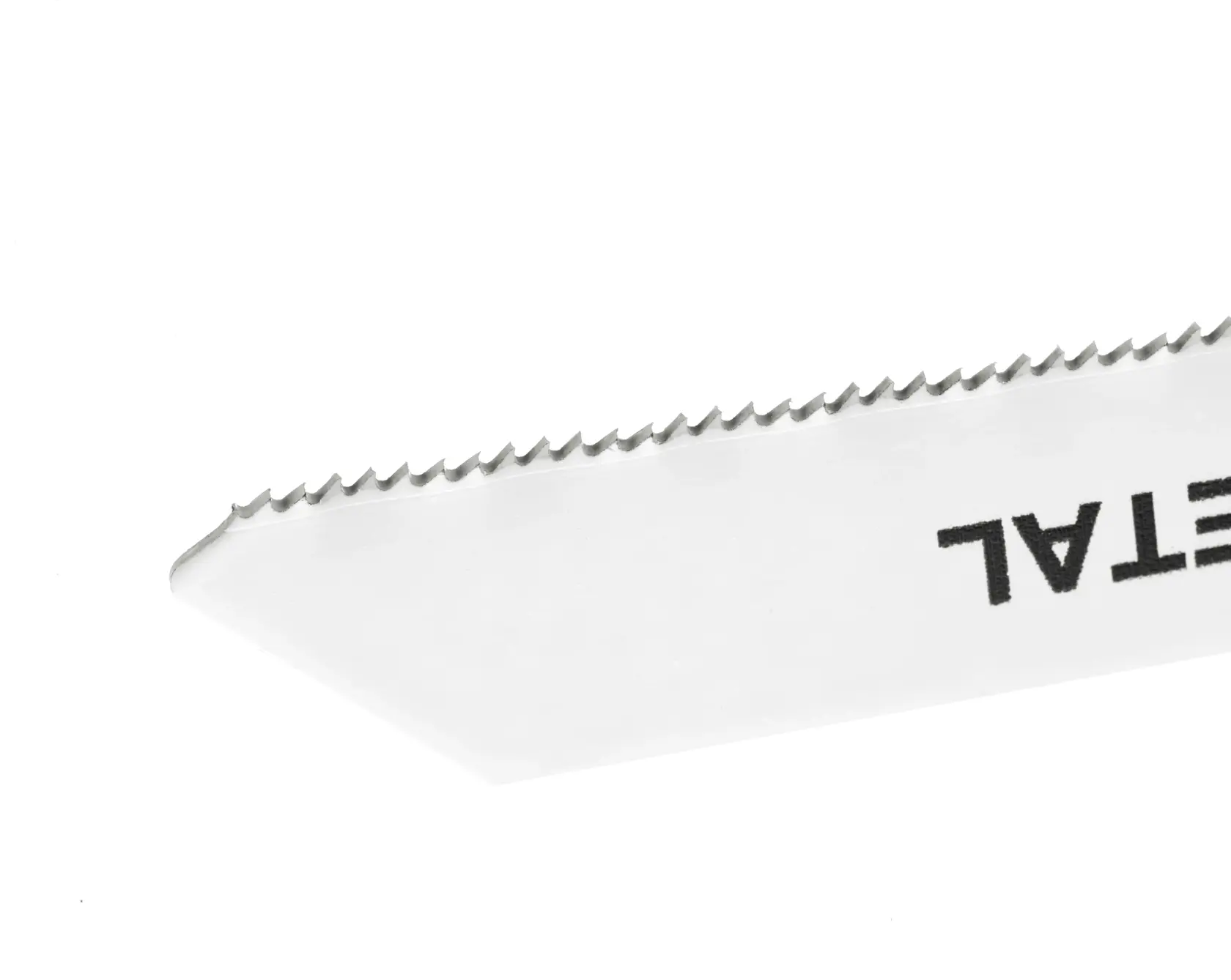 Nahaufnahme einer gezahnten Metallsägeblatt mit teilweise sichtbarem Text.