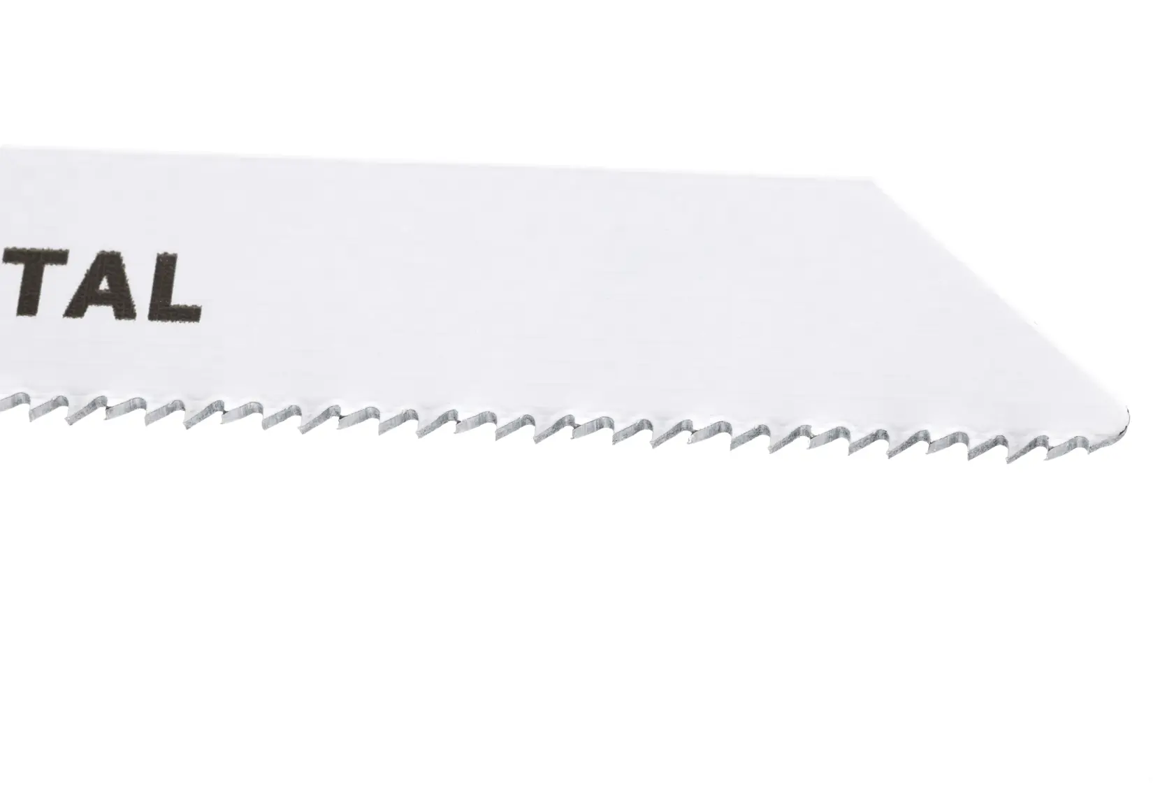 STANLEY STA22142 weißes Metallsägeblatt, schräger Nahaufnahme mit feinen Zähnen auf weißem Hintergrund.