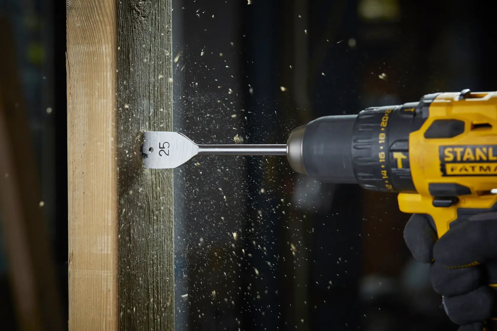 STANLEY STA88556 Flachholzbohrer beim Bohren mit Holzspänen, Seitenansicht, Produktfotografie