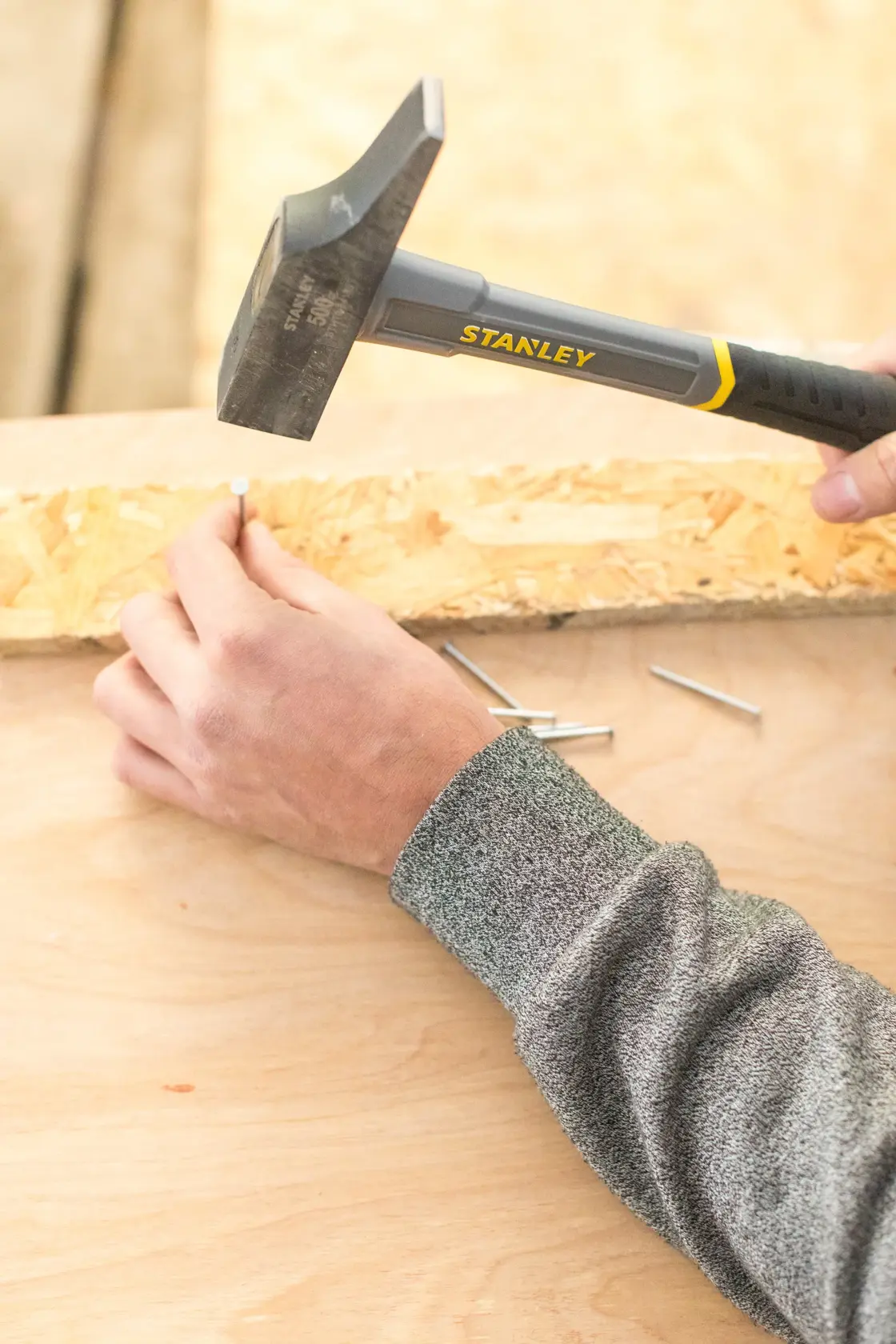 STANLEY STHT0-54160 Klauenhammer schlägt Nagel in Holz, Nahaufnahme Fotografie.