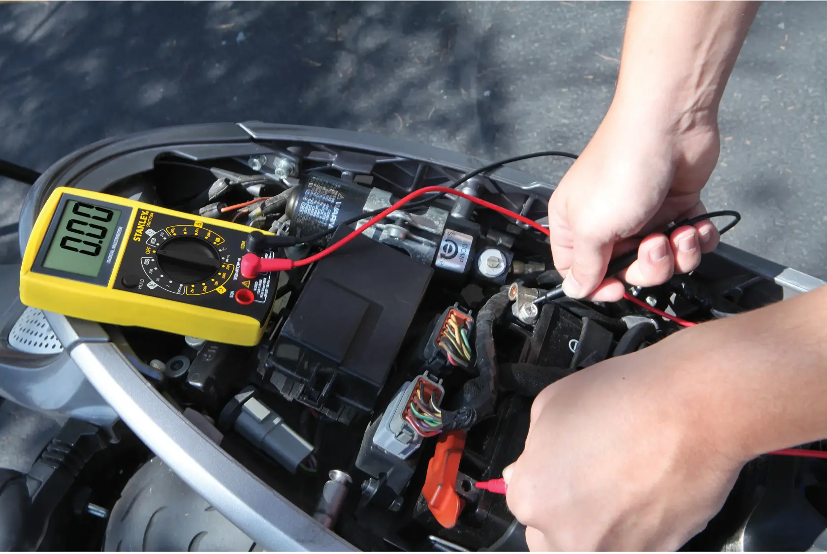 STANLEY STHT0-77364 digitales Multimeter prüft Fahrzeugverkabelung, gelbes Gerät, Kategorie Fotografie.