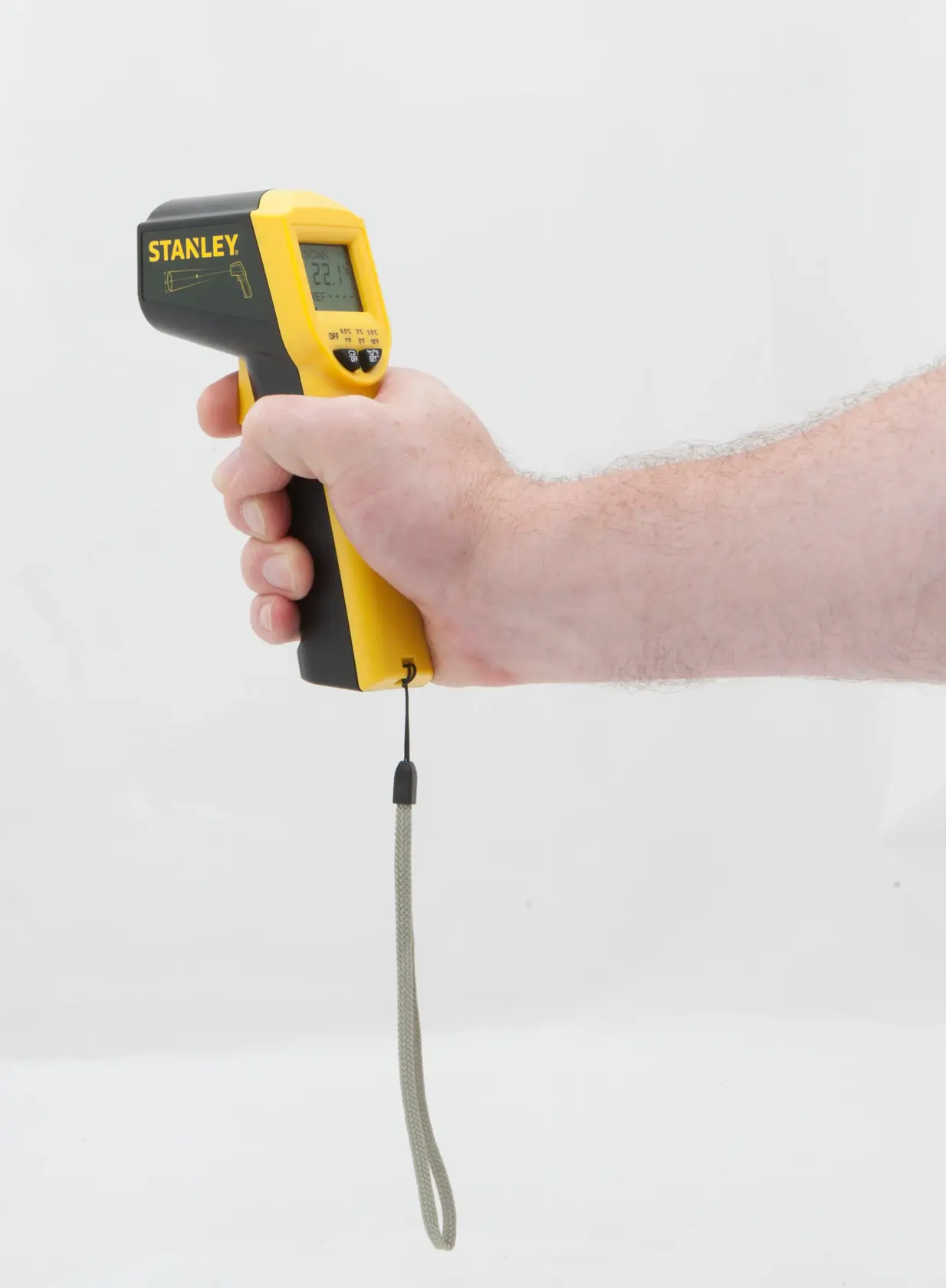 STANLEY STHT0-77365 Infrarot-Thermometer mit Display, gelb und schwarz, in der Hand gehalten, Seitenansicht.
