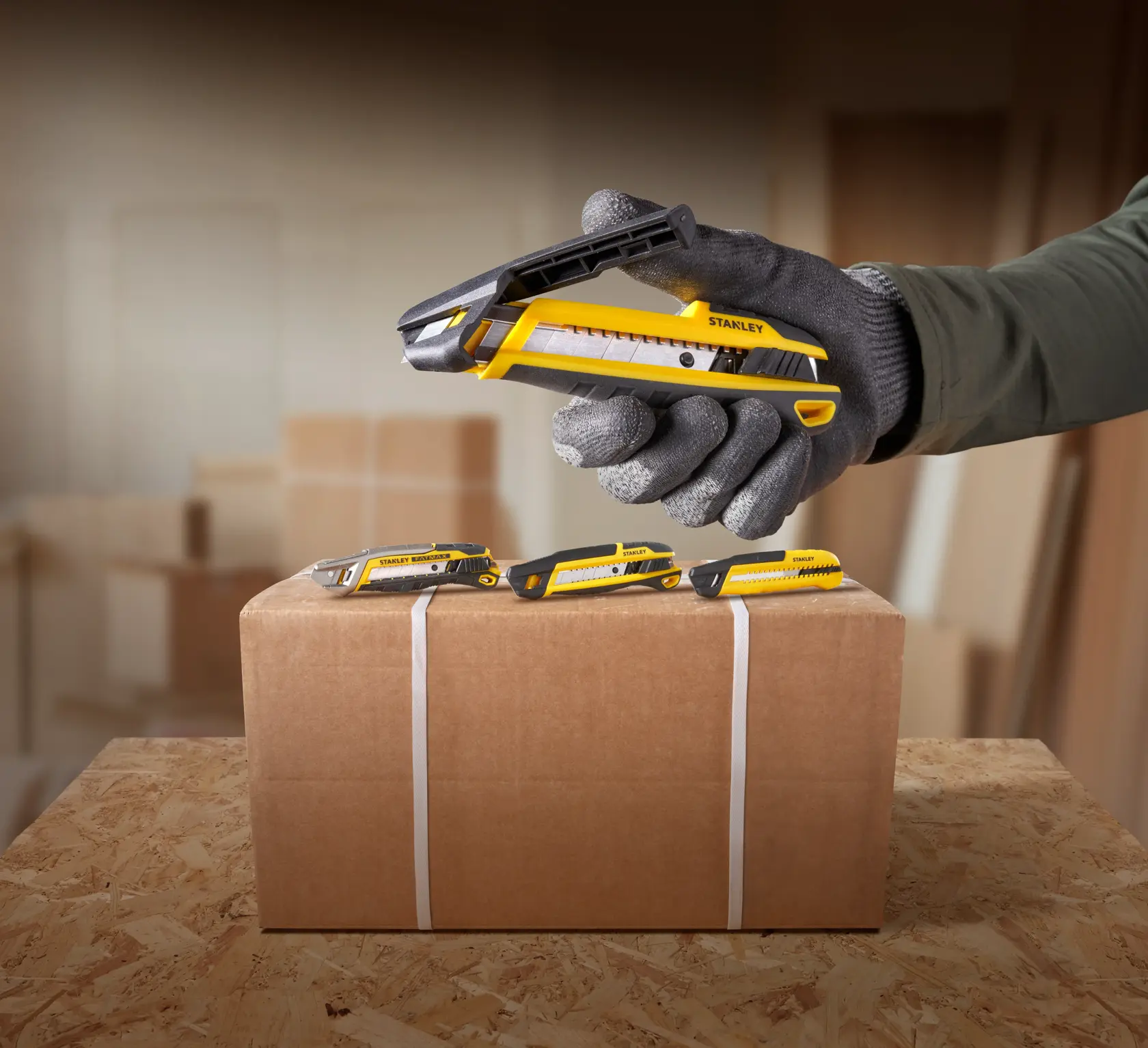 STANLEY STHT10501-0 Universalmesser auf einem Paket, Nahaufnahme-Fotografie im Lager.