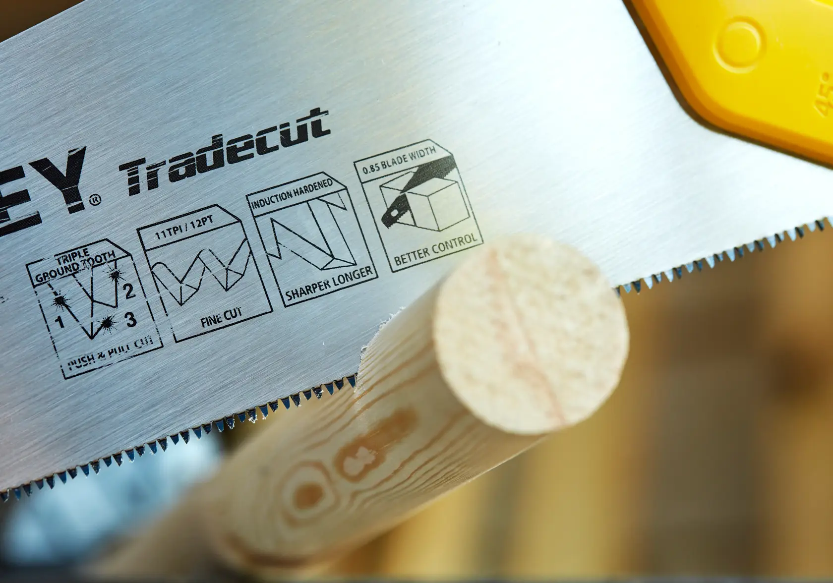 STANLEY STHT20349-1 Handsäge Nahaufnahme beim Schneiden von Holz, sichtbare Tradecut-Klingenmerkmale.