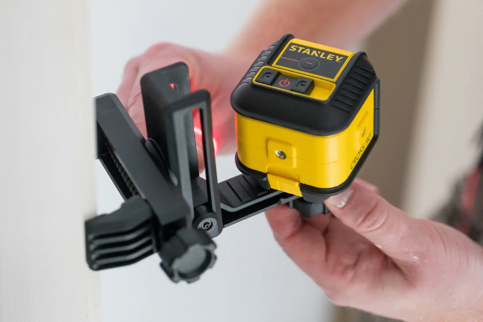 STANLEY STHT77502-1 gelb-schwarzer Laser-Nivellierer auf verstellbarem Halter, im Einsatz.